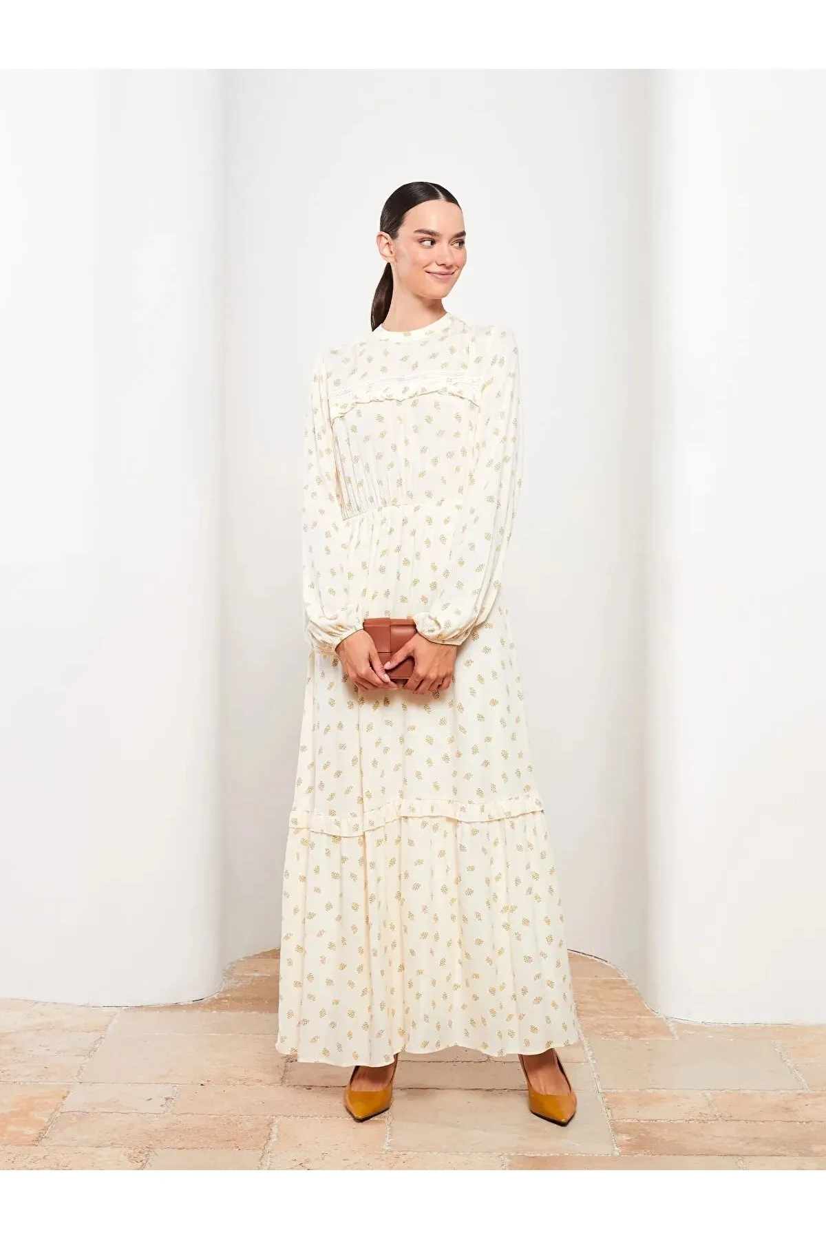 LC Waikiki  Gemustertes Damenkleid aus Viskose mit langen Ärmeln und Rundhalsausschnitt