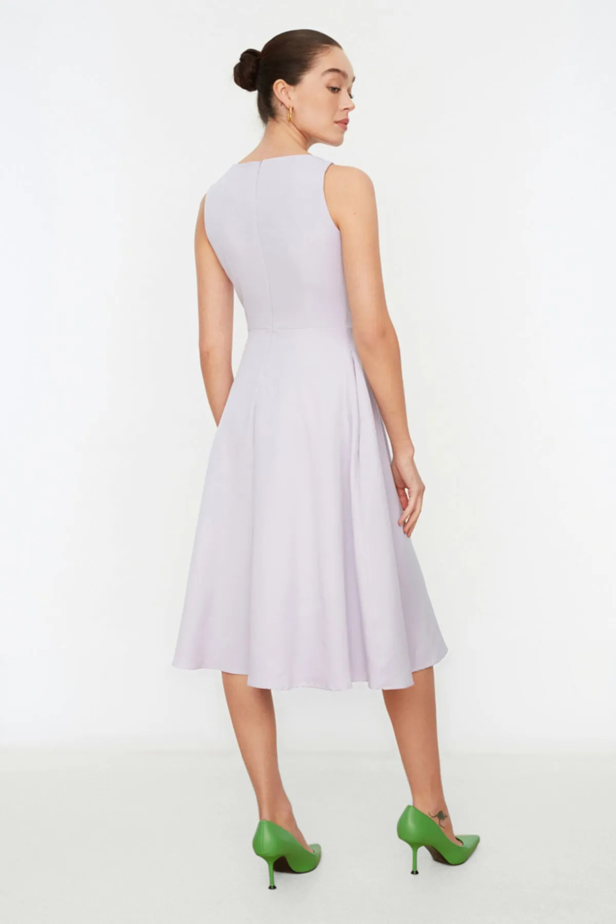 Trendyol Collection  Lilafarbenes, plissiertes Webkleid TWOSS20EL0980