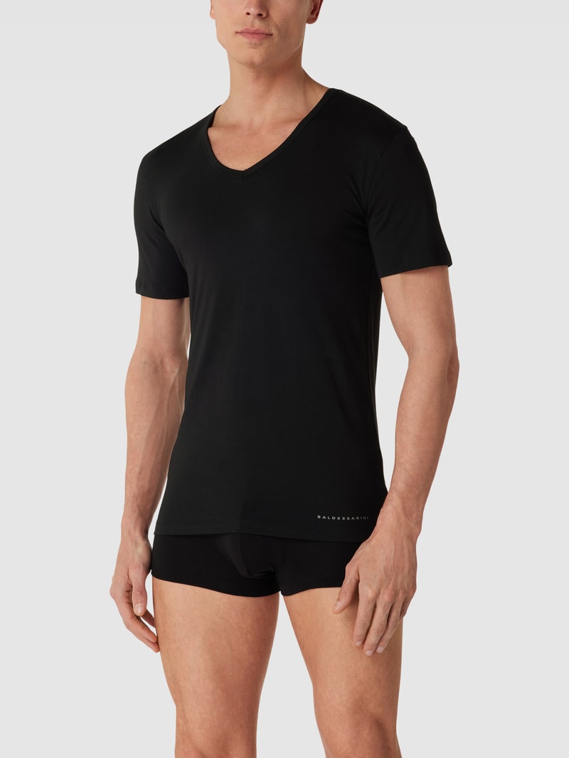 T-Shirt mit V-Ausschnitt in schwarz