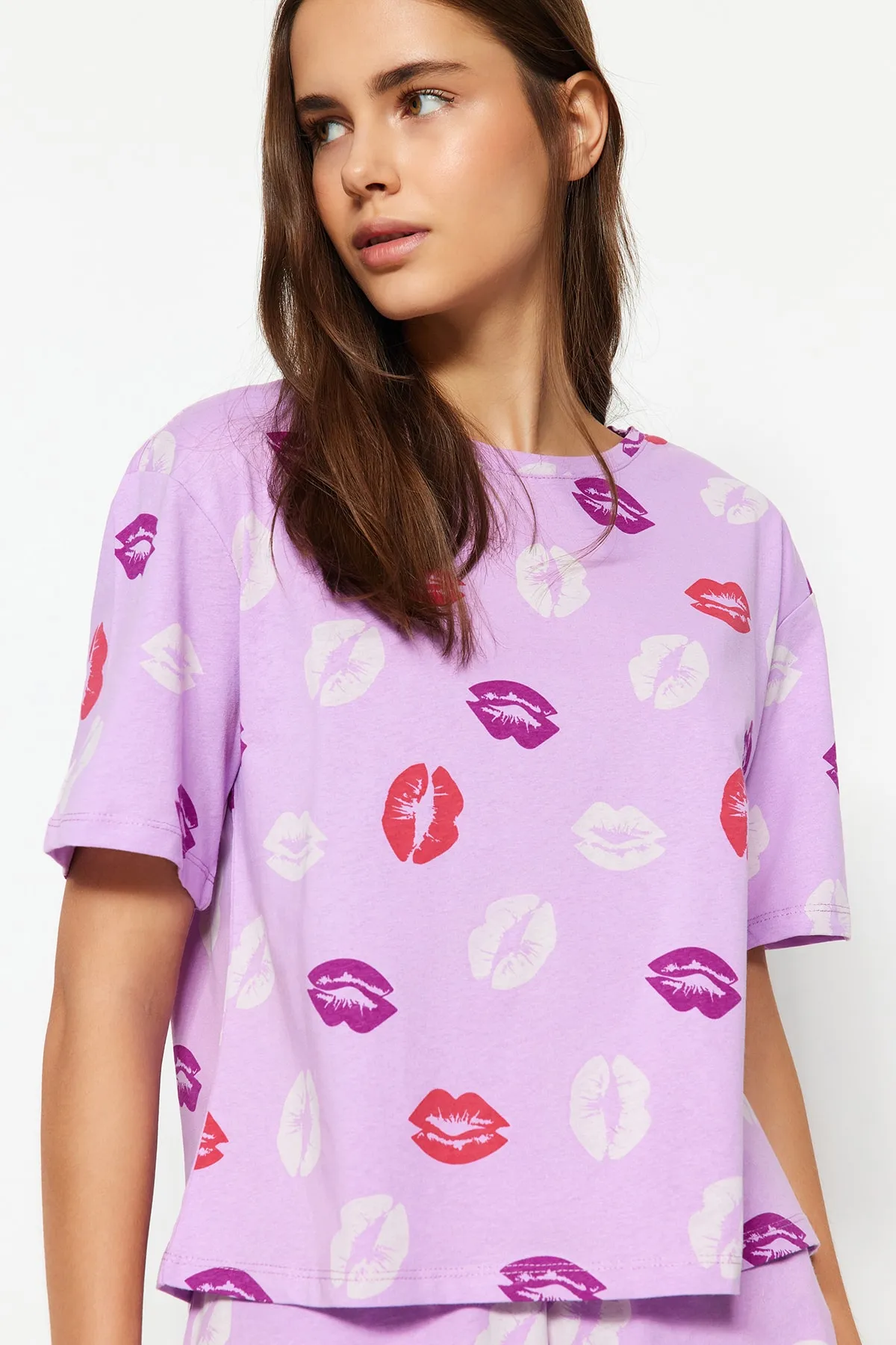 Trendyol Collection  Lilafarbenes Pyjama-Set aus T-Shirt und Shorts mit Lippenmuster aus 100 % Baumwolle THMSS21PT0468