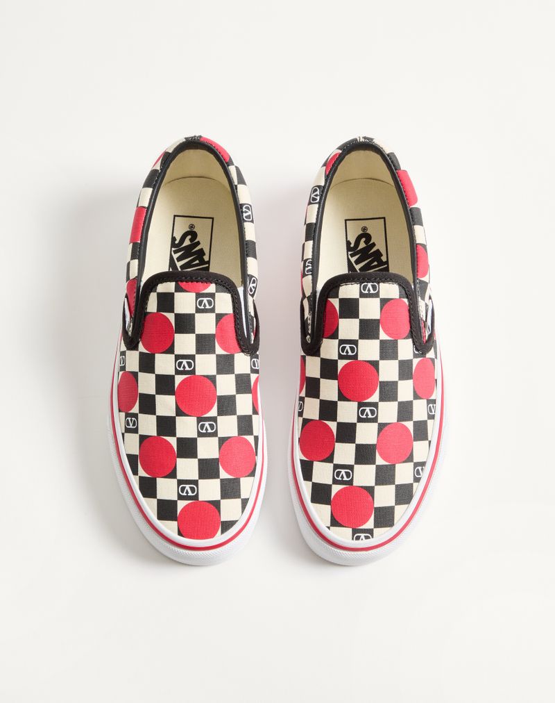 Tênis Slip-On Valentino Garavani e Vans em tecido com estampa xadrez VLogo e detalhes em poá