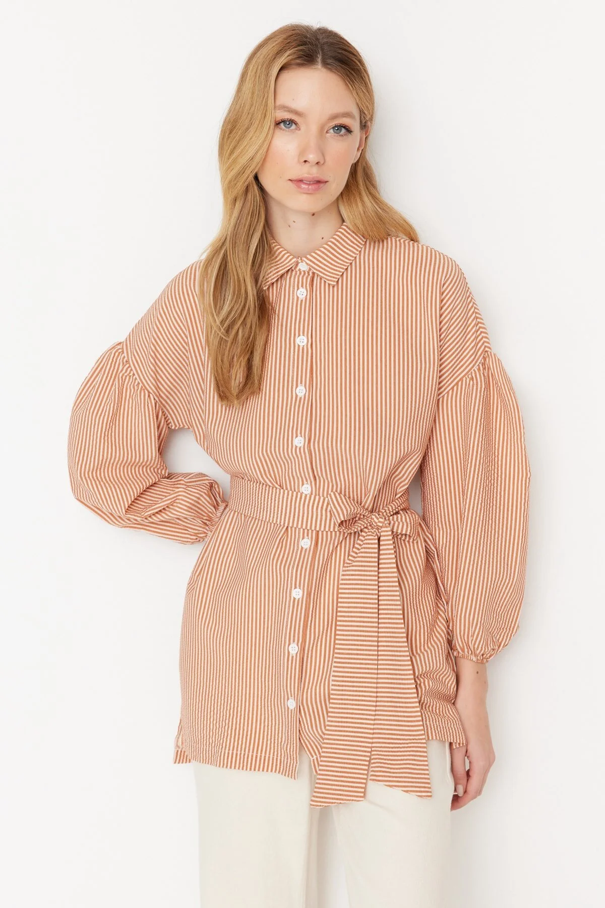 Trendyol Modest  Orange gestreiftes, gewebtes Hemd mit Ballonärmeln und langem Rücken, Gürtel TCTSS22GO0116
