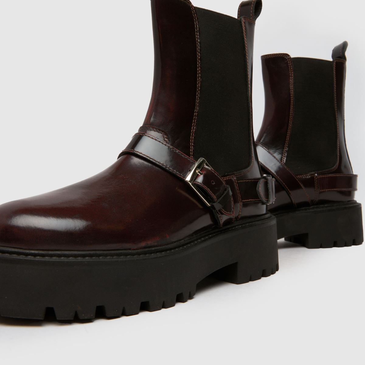 Schuh – Ariah-läderstövlar med spänne i vinröd