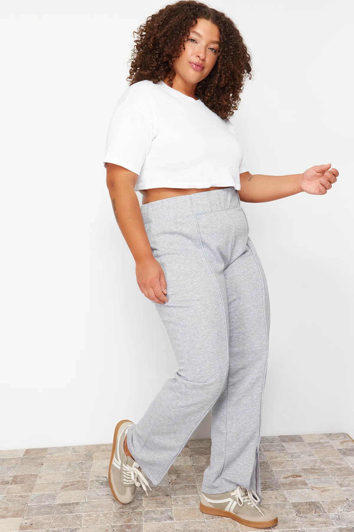 Trendyol Curve  Graue Melange-Paspelierung, detaillierte dünne Jogger-Strick-Jogginghose TBBSS24AJ00001