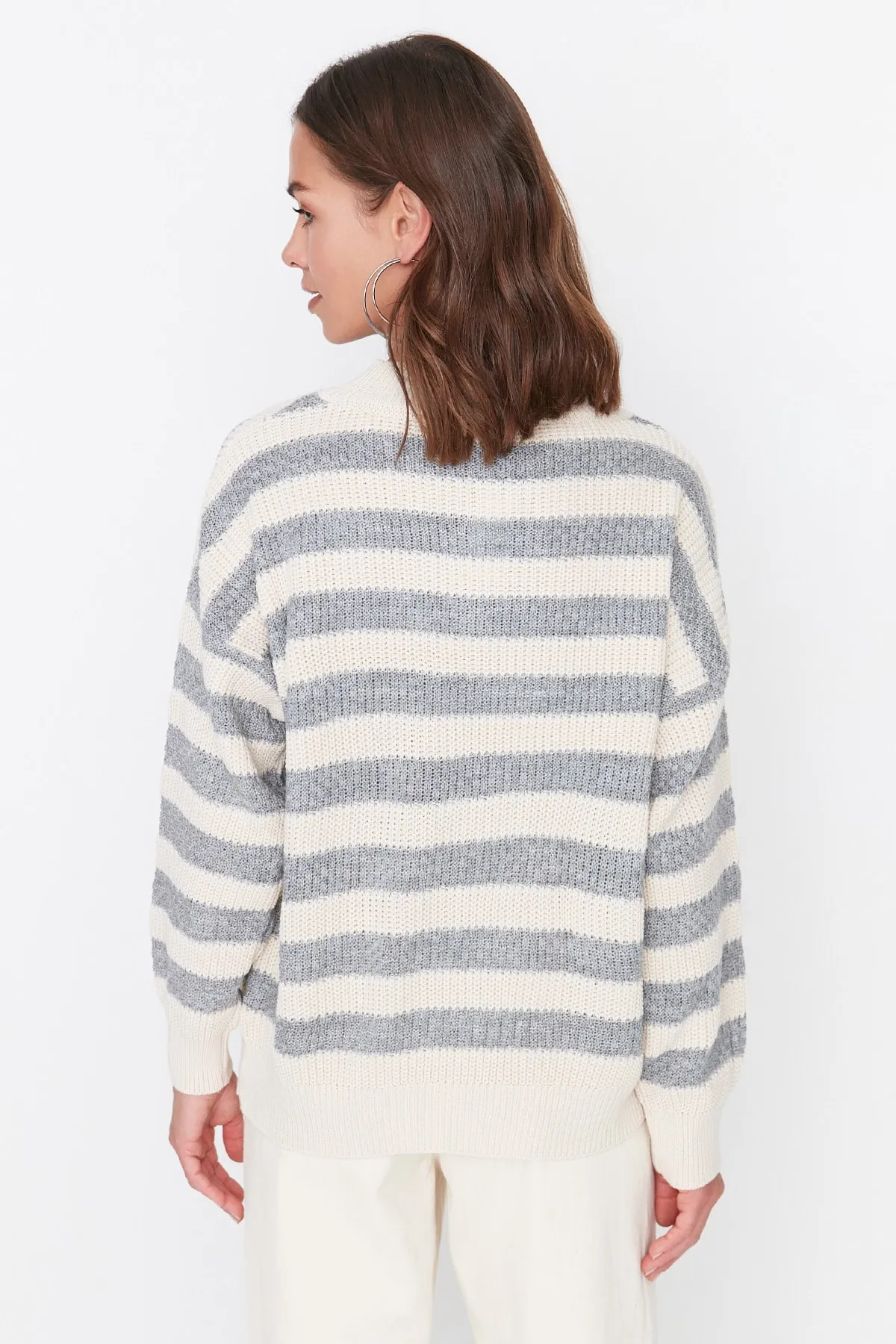 Trendyol Collection  Ecrufarbener Strickpullover mit weiter Passform TWOAW23KZ00516