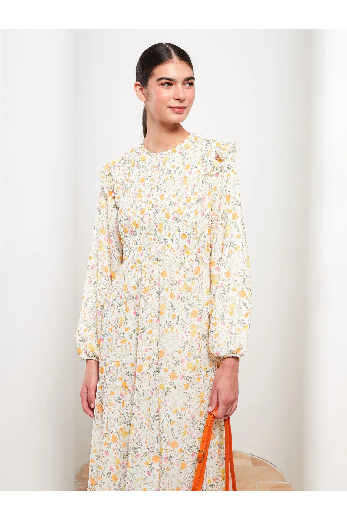 LC Waikiki  Geblümtes Chiffon-Damenkleid mit Rundhalsausschnitt und langen Ärmeln