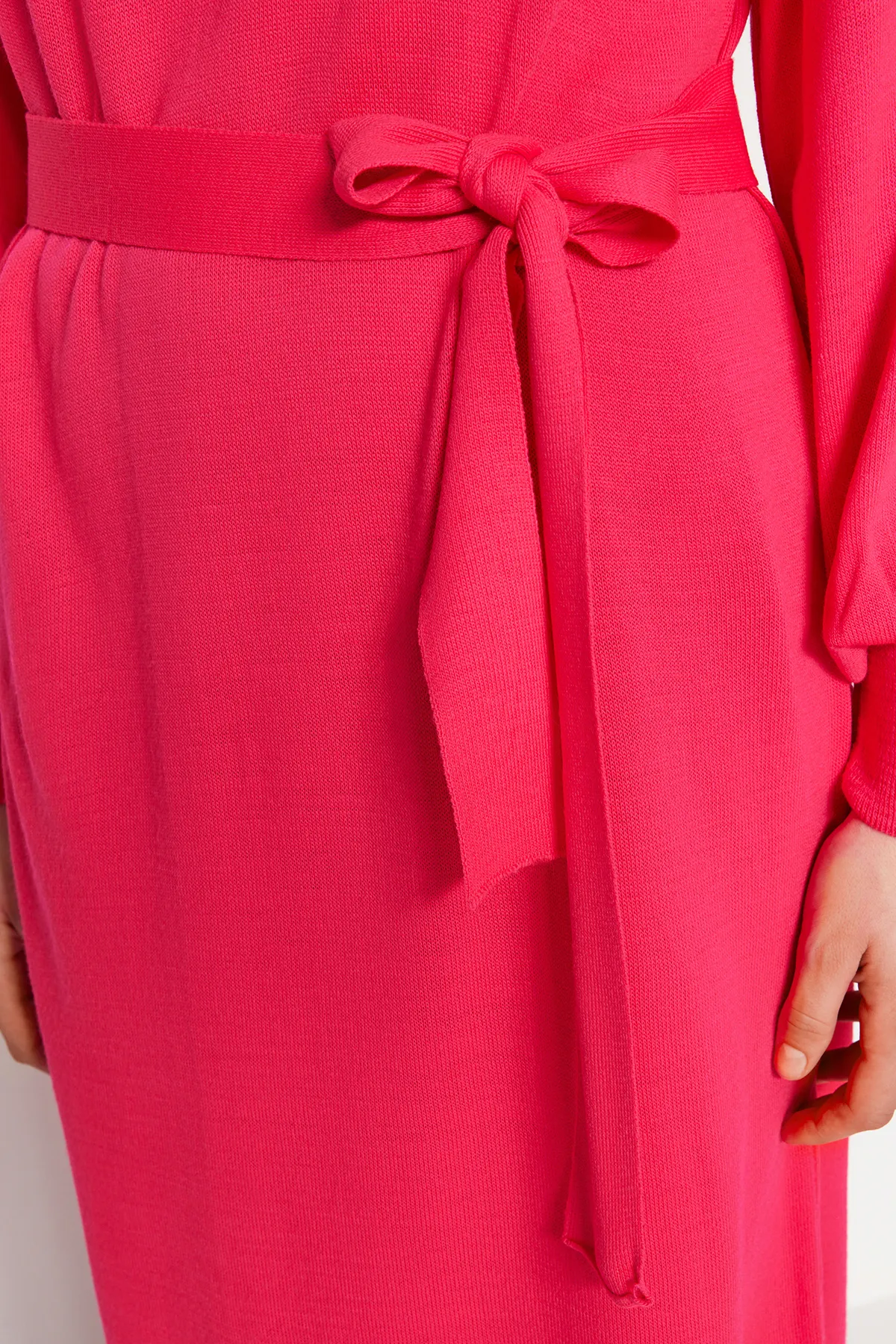 Trendyol Modest  Rosa Strickkleid mit halbem Rollkragen und Gürtel TCTAW24EB00023