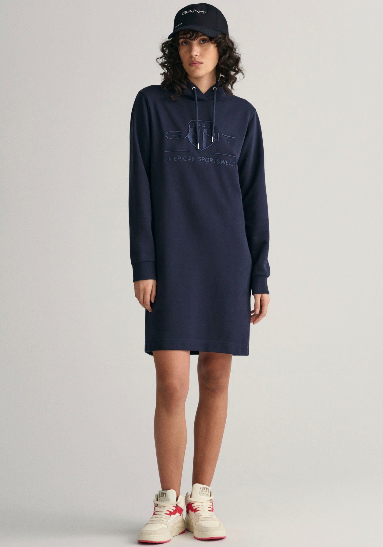 Gant Sweatkleid REG TONAL SHIELD DREKA mit einem farblich abgestimmten Archive-Shield-Logo