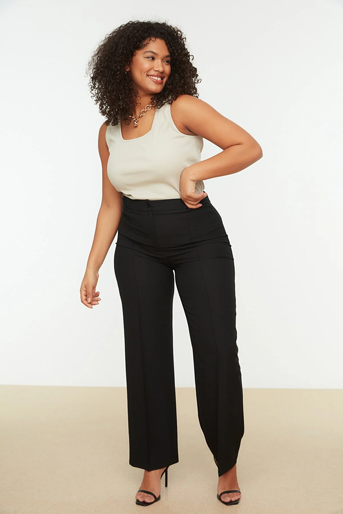 Trendyol Curve  Schwarze Hose mit hoher Taille und gerippten Nähten im spanischen Webstil TBBSS22PL0301