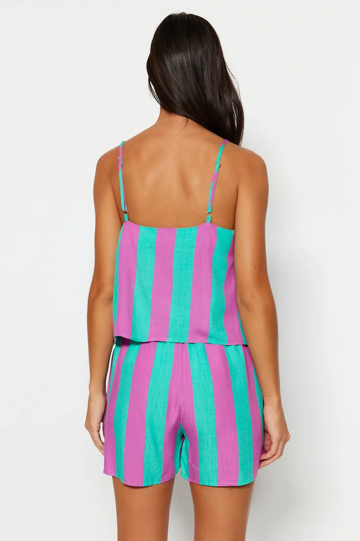 Trendyol Collection  Mehrfarbig gestreiftes Pyjama-Set aus Viskosegewebe mit Seilträgern THMSS23PT00225