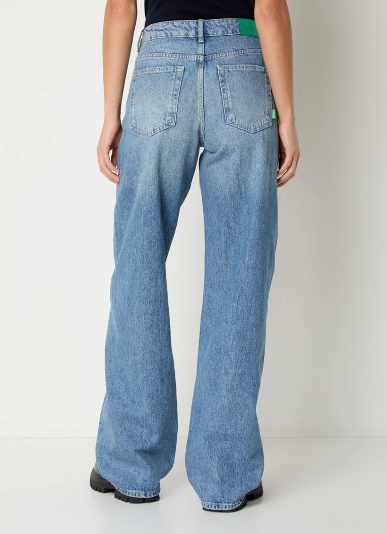 Jeans Benetton a vita alta e vestibilità ampia, lavaggio medio.