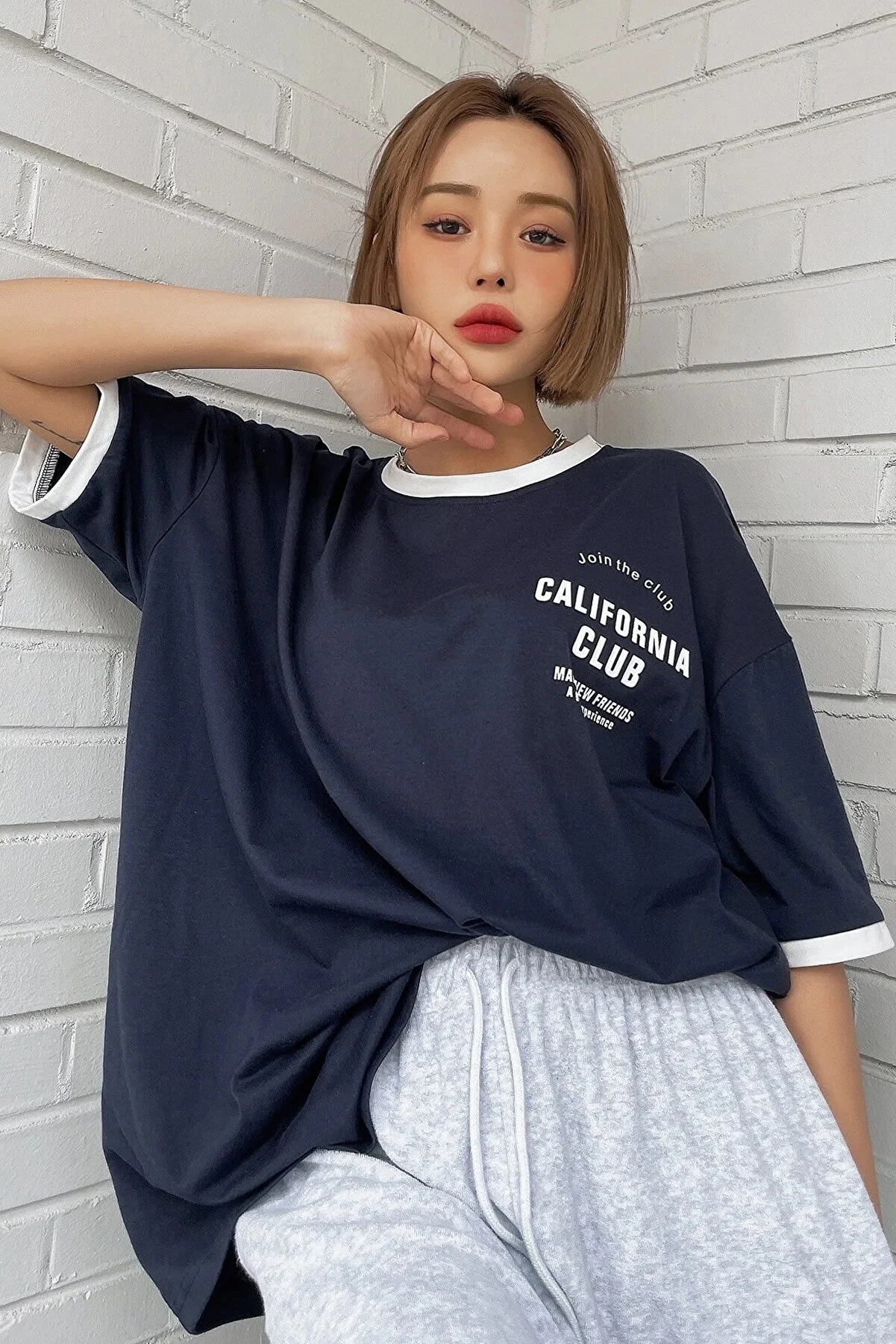 MODAGEN  Unisex-T-Shirt in Marineblau mit Kragen und Ärmeln und detailliertem Aufdruck „California Club“ in Übergröße