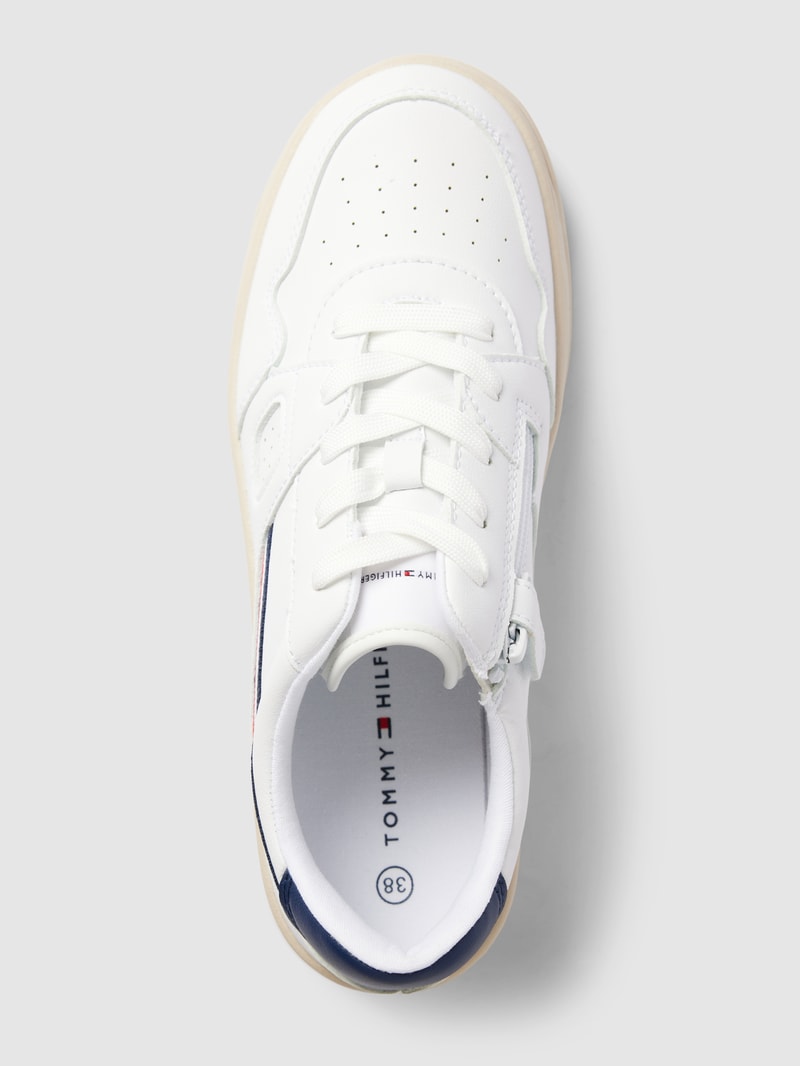 Sneaker mit Label-Details in weiß