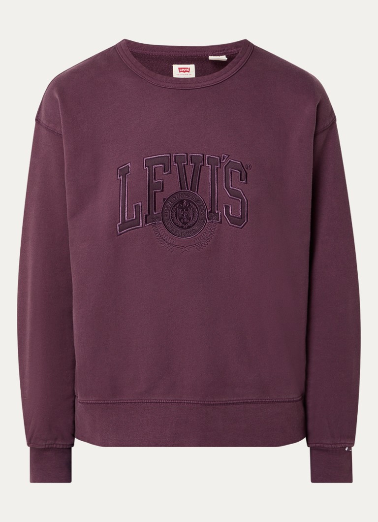 Levi's-neulepusero, jossa on logobrodeeraus