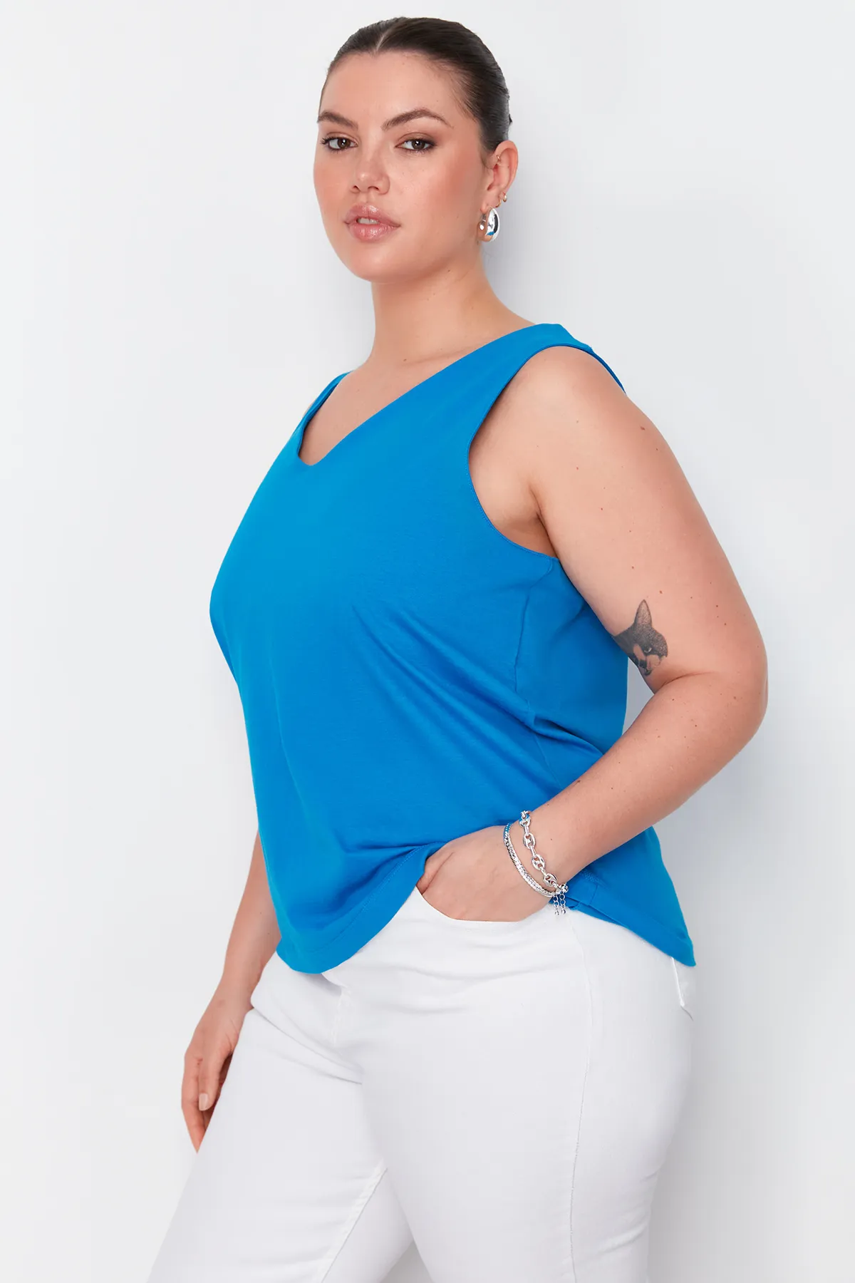 Trendyol Curve  Blaue, detaillierte Strickbluse auf der Rückseite TBSSS24AF00061
