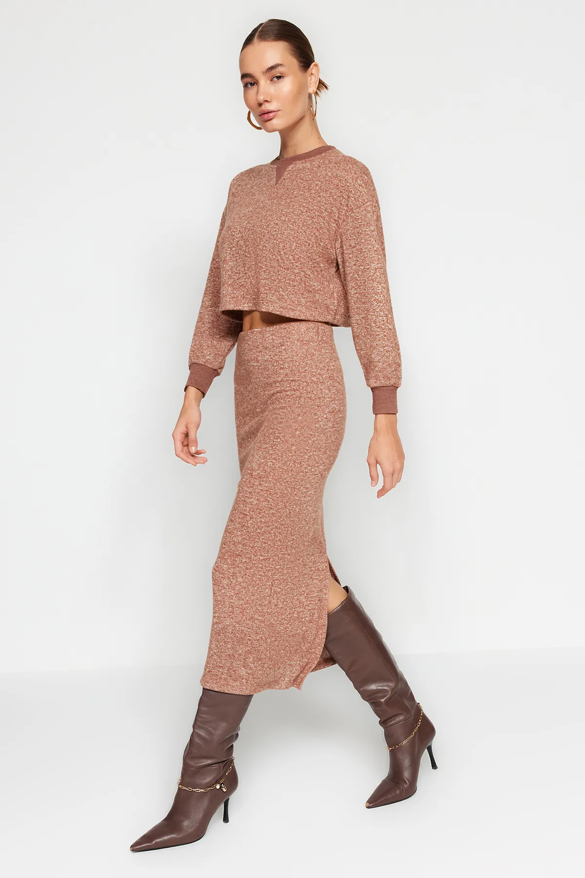 Trendyol Collection  Set aus Oberteil und Unterteil aus weichem Strickstoff in Kamel TWOAW24AU00071