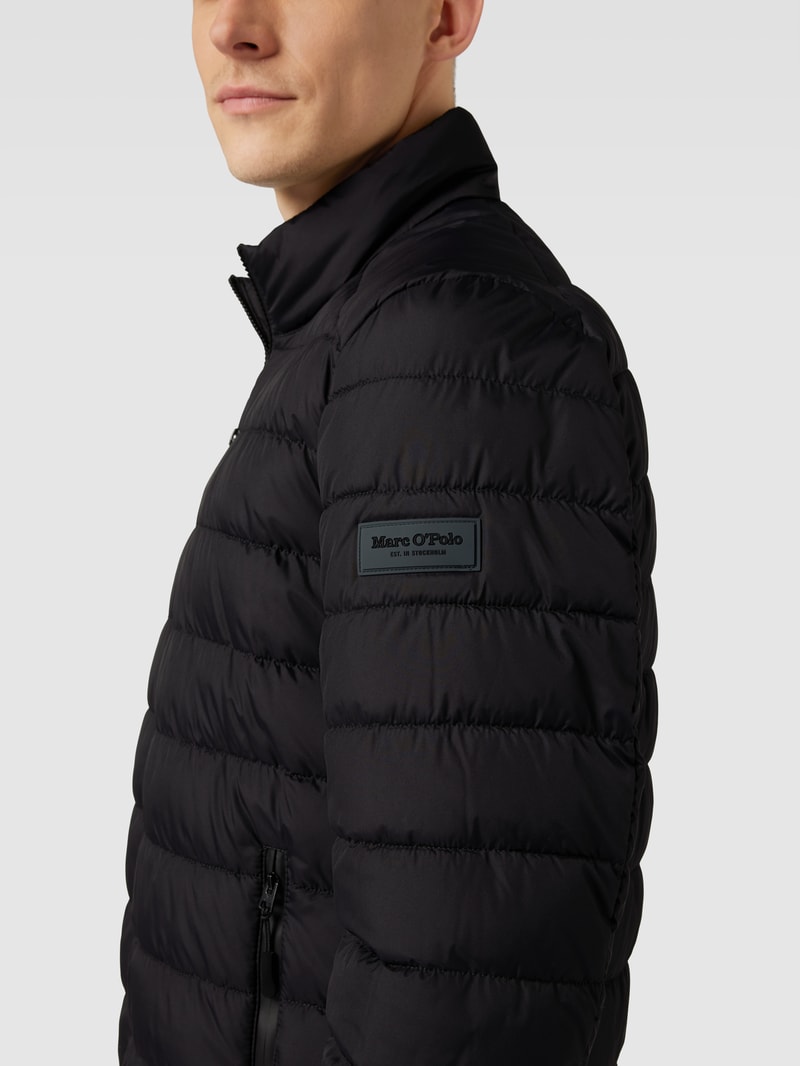 Steppjacke mit Label-Patch in schwarz