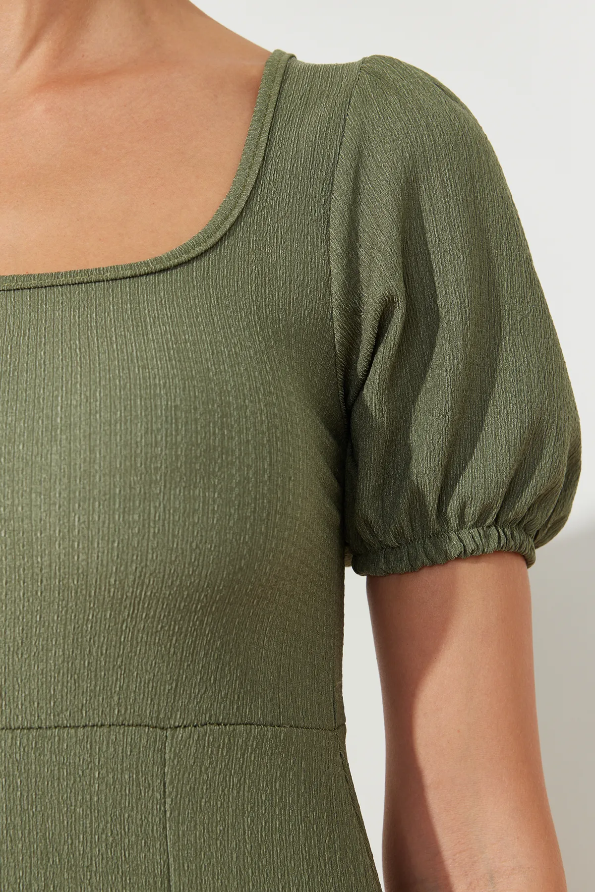 Trendyol Collection  Khakifarbenes A-Linien-Strickkleid mit quadratischem Kragen, Ballonärmeln, Schlitzdetail, Wickel-/strukturiertem Midi-Strickkleid TWOSS23EL01533