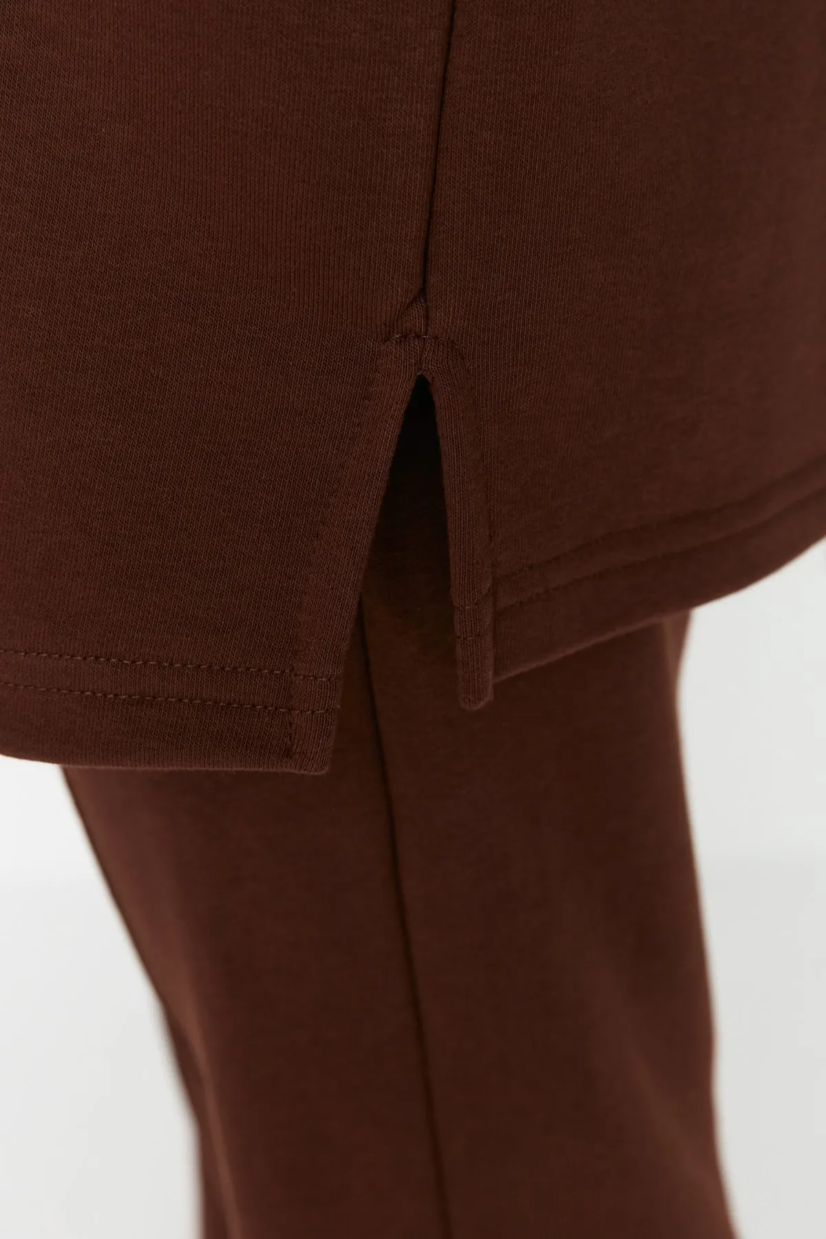 Trendyol Modest  Braunes Basic-Strick-Trainingsanzug-Set mit Rundhalsausschnitt TCTAW23EN00003