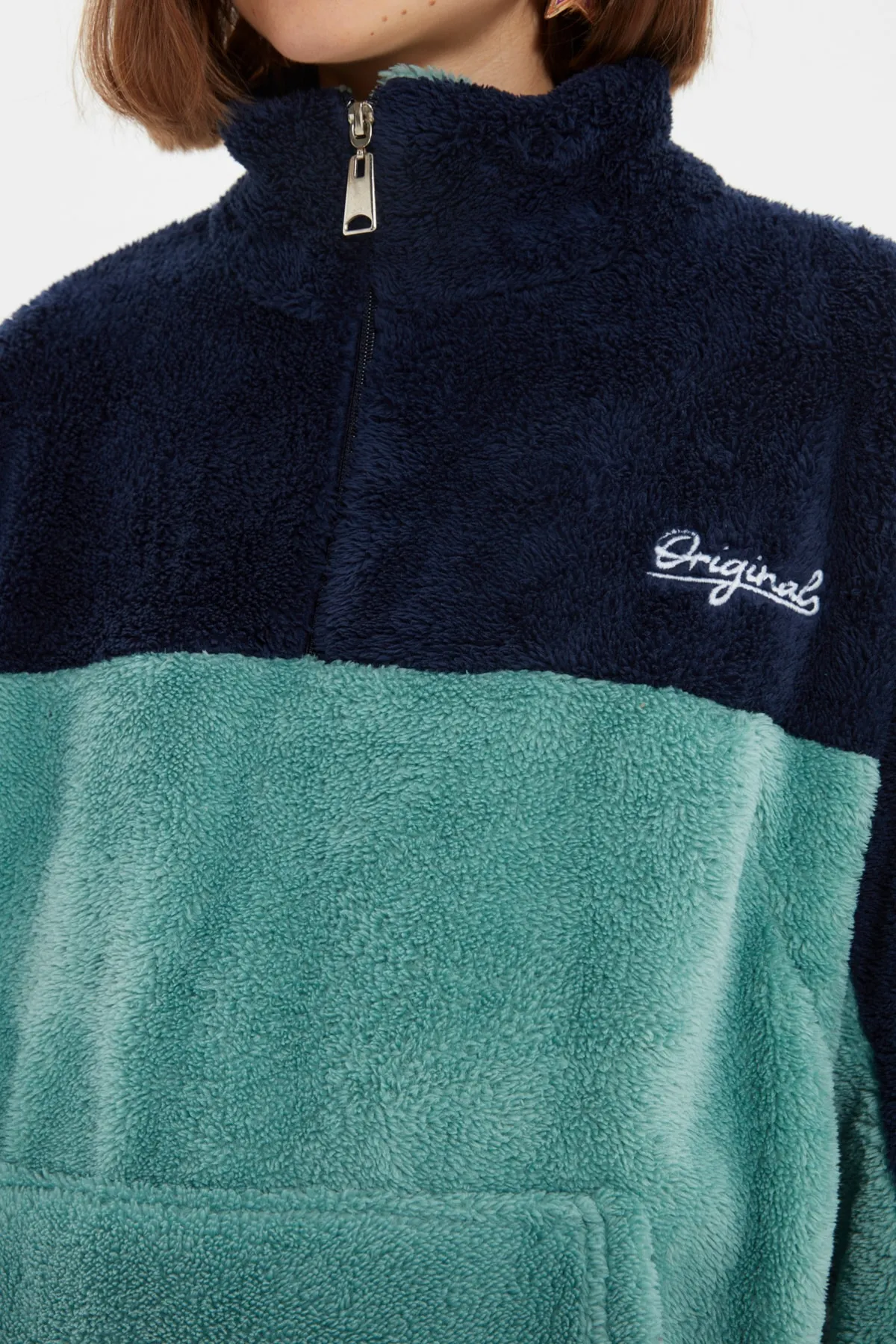 Trendyol Collection  Blaues Unisex-Sweatshirt in Übergröße/Weitschnitt, Farbblock, minimale Stickerei, warmes Plüsch-Sweatshirt TMNAW22SW1477