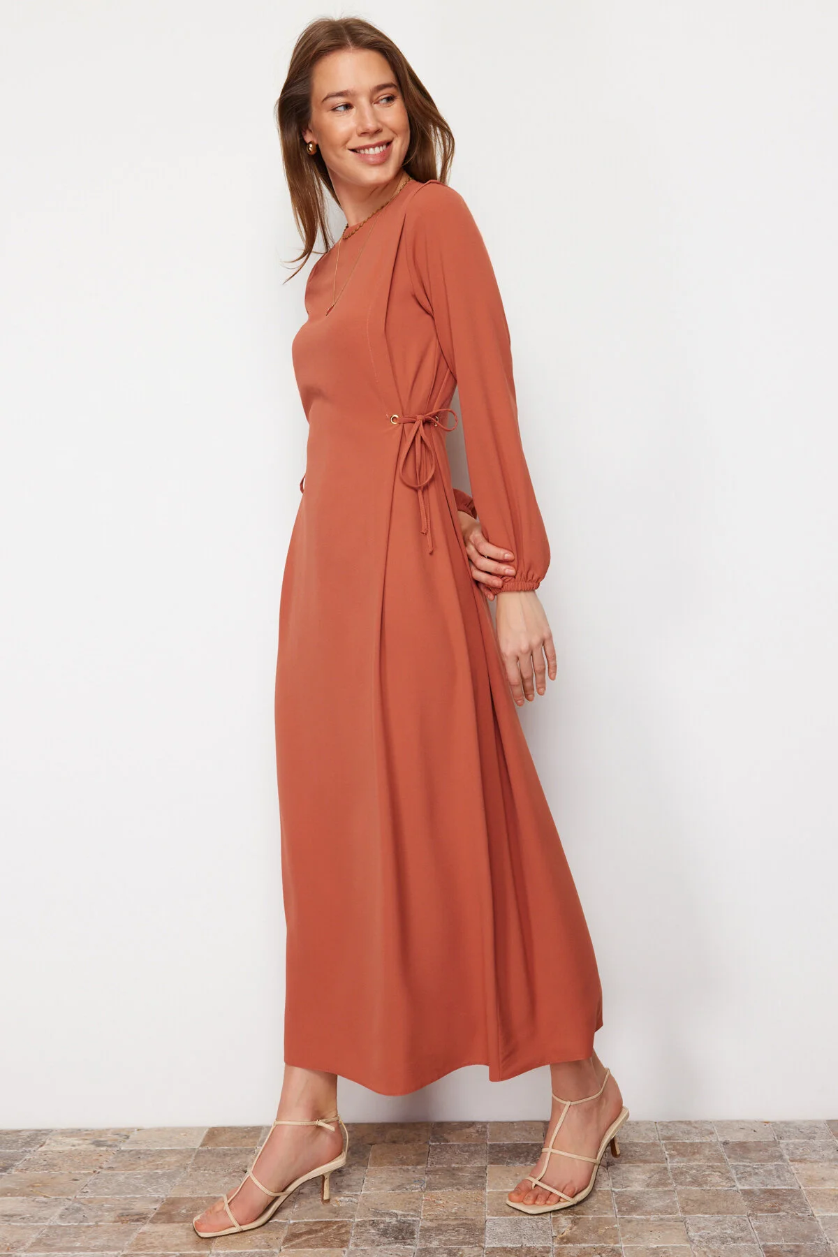 Trendyol Modest  Gefliestes Taillen-Seilband, detailliertes Ärmelende, elastisches Aerobin-Webkleid TCTSS22EB00104