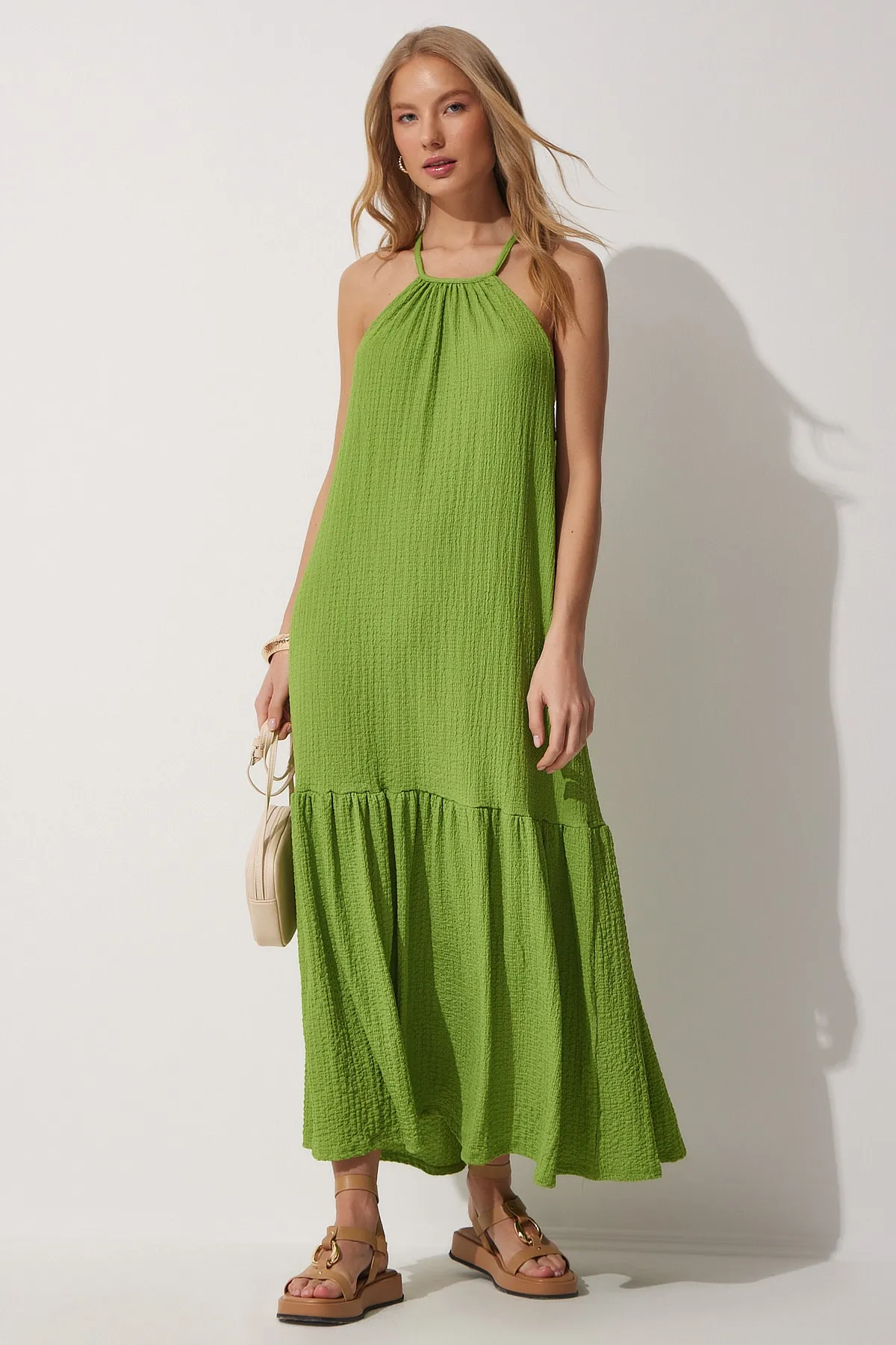 Happiness İstanbul  Grünes langes Sommerstrickkleid mit Trägern für Damen UB00025