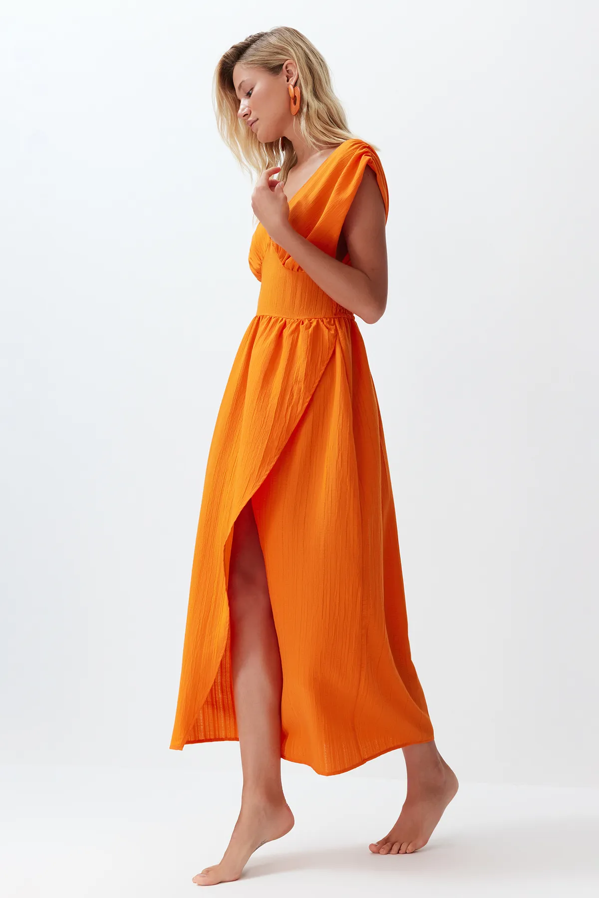 Trendyol Collection  Orangefarbenes Maxi-Strandkleid mit gewebtem Schlitz TBESS24EL00063