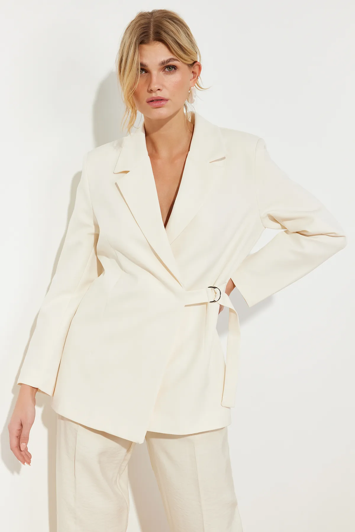Trendyol Collection  Stone Woven Accessoire Detaillierte reguläre Blazerjacke TWOSS24BC00012