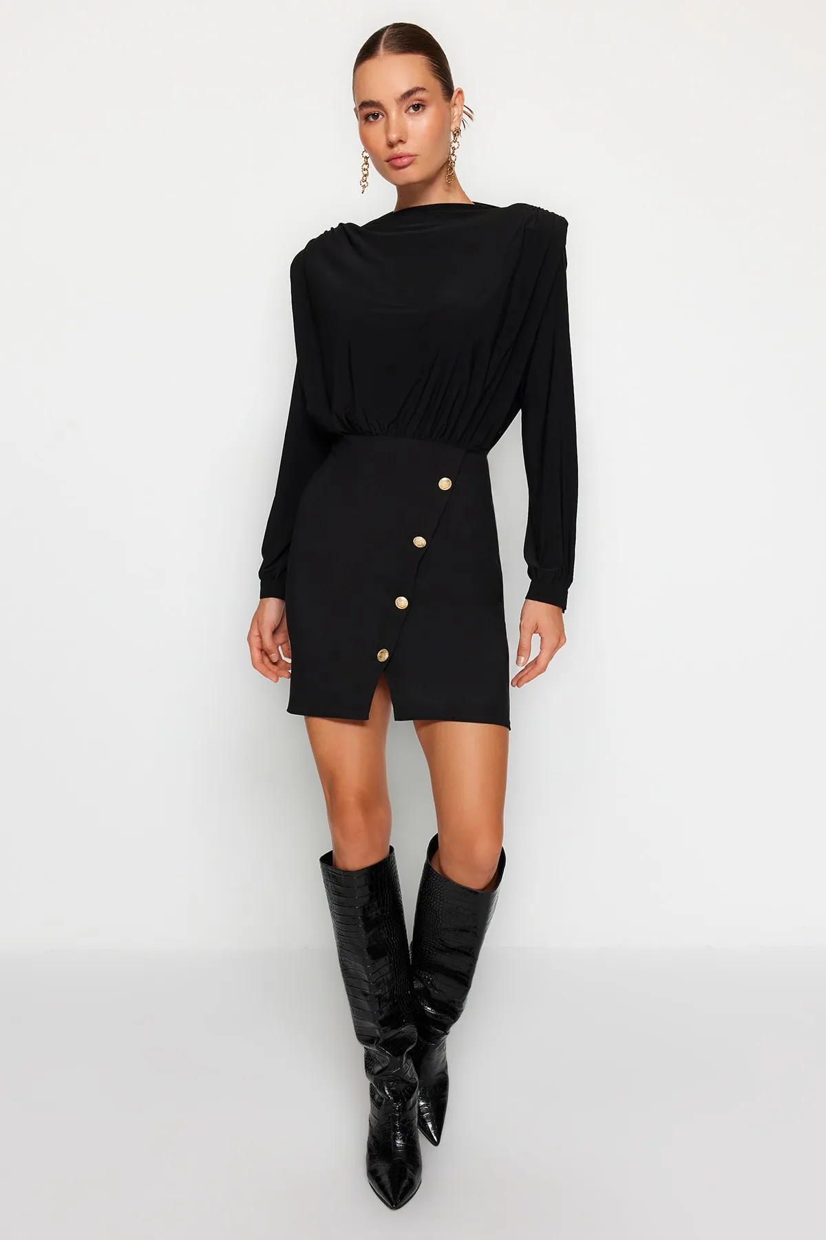 Trendyol Collection  Schwarzes, figurbetontes, wattiertes, gewebtes Kleid mit Knöpfen TWOAW24EL00483