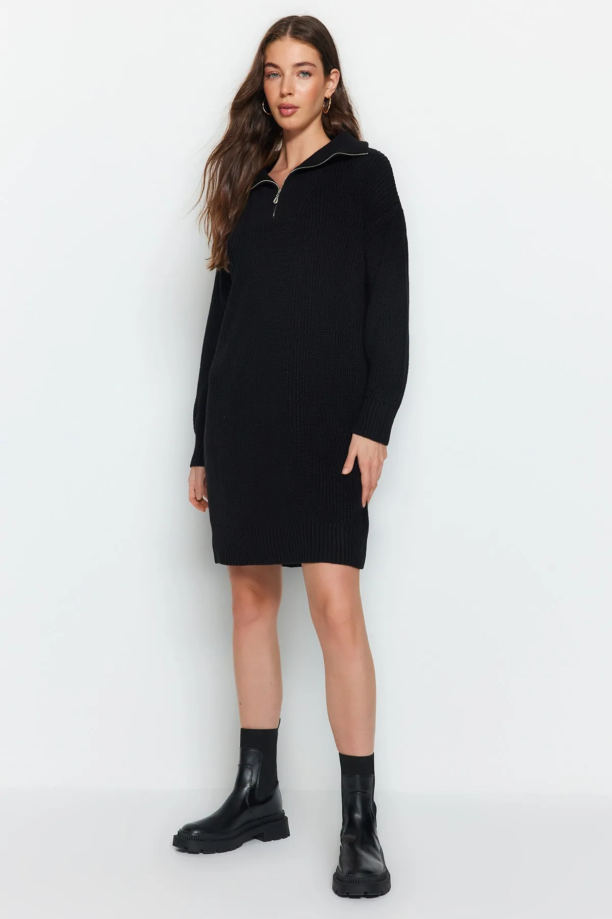 Trendyol Collection  Schwarzes Mini-Strickkleid mit Reißverschluss TWOAW24EL00062
