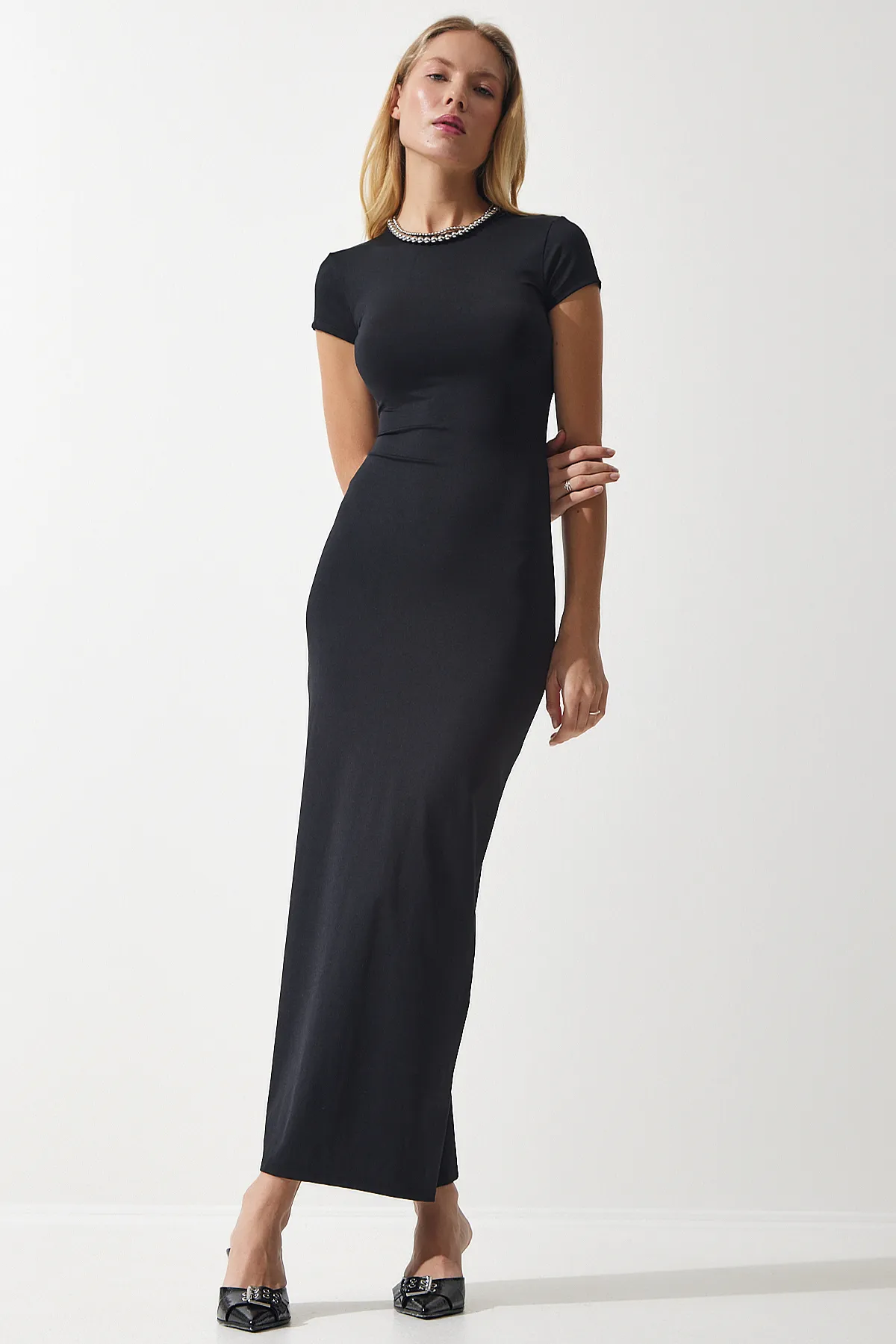 Happiness İstanbul  Schwarzes Strickkleid „Saran Sandy“ mit Rundhalsausschnitt für Damen, UB00239