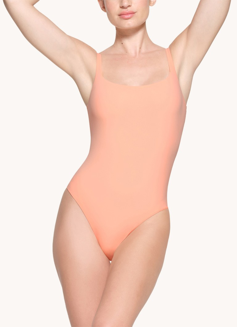 Body SKIMS Fits Everybody, cu bretele subțiri și decolteu pătrat.