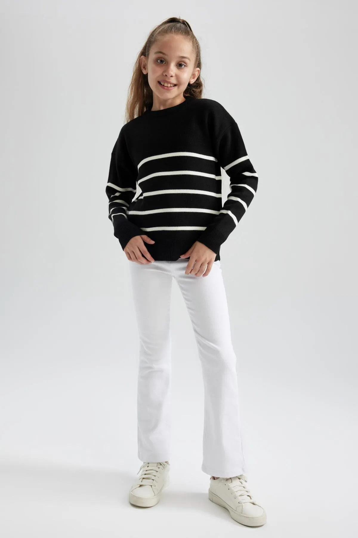 DeFacto  Strickpullover für Mädchen mit normaler Passform und Rundhalsausschnitt