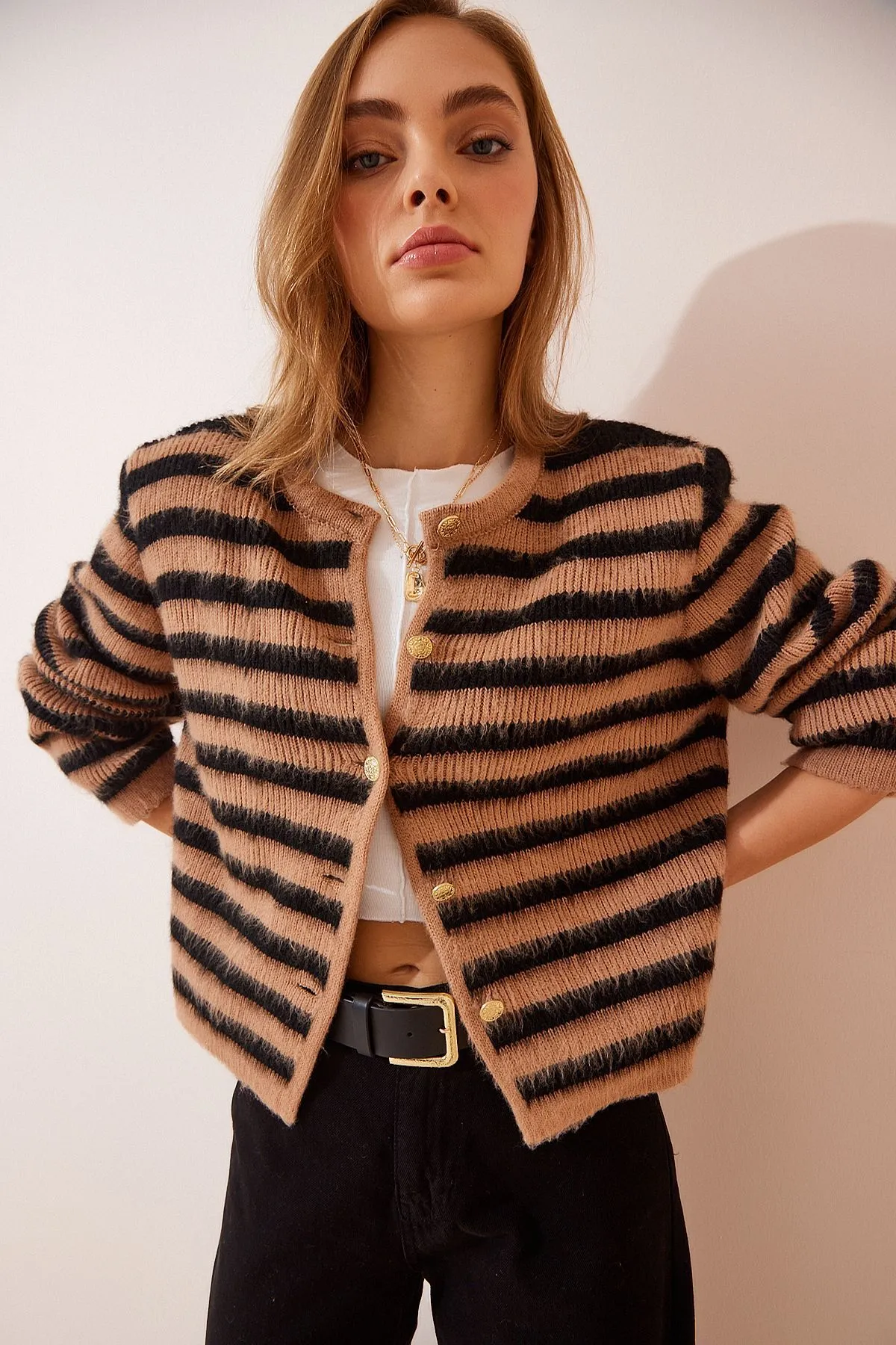 Happiness İstanbul  Damen Strickjacke mit gefiederten Fäden und Streifen in Kamel-Schwarz YY00115