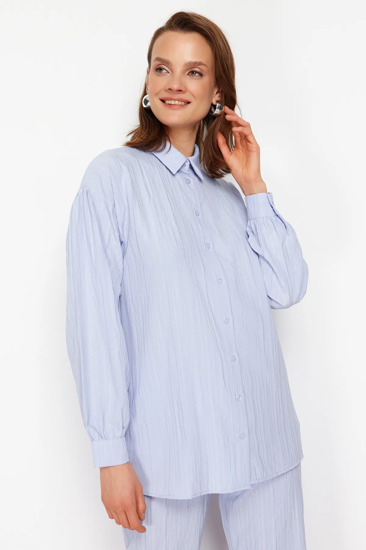 Trendyol Modest  Hellblaues gewebtes Hemd-Hosen-Set mit langem Rücken und weitem Bein TCTSS22US0030