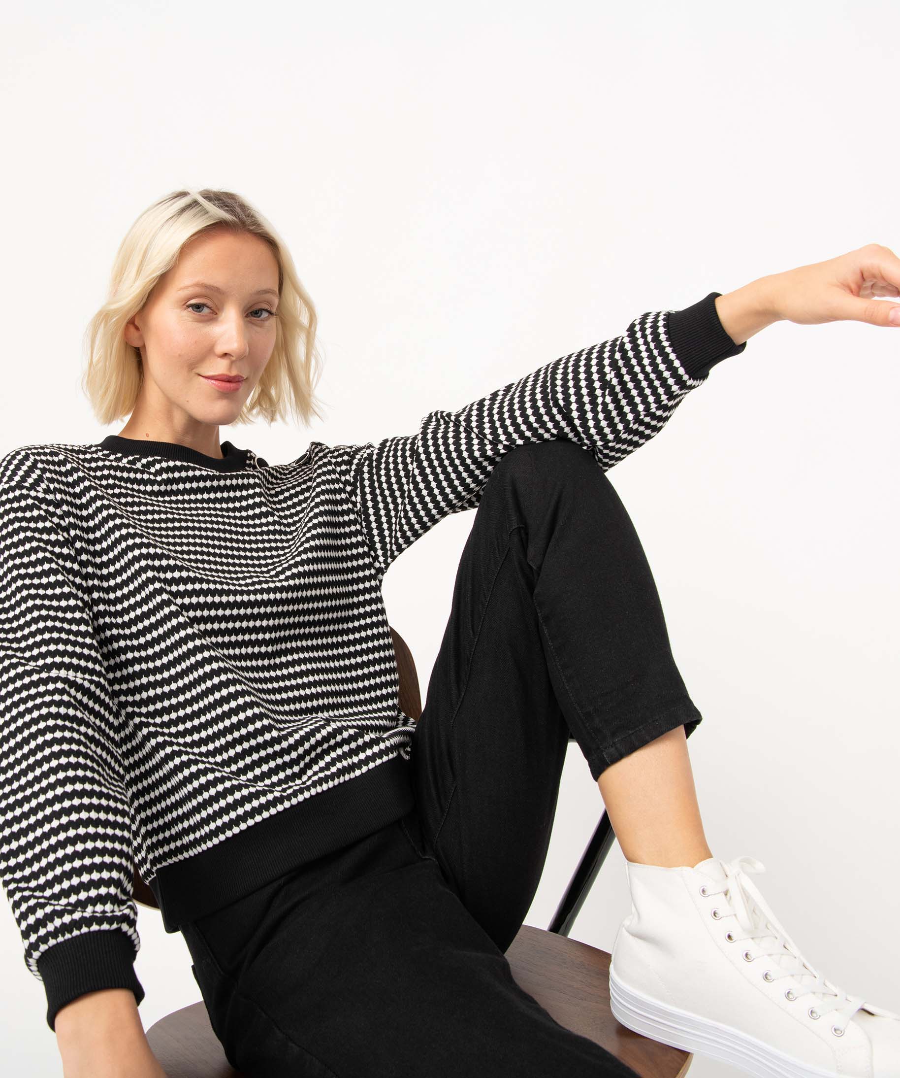 Sweat femme à motifs graphiques avec boutons sur l’épaule noir | GEMO