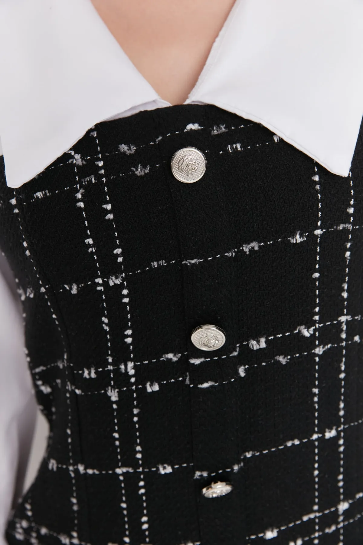Trendyol Collection  Schwarzes Mini-Webkleid aus Tweed mit Hemdkragen in A-Linie TWOAW23EL00701