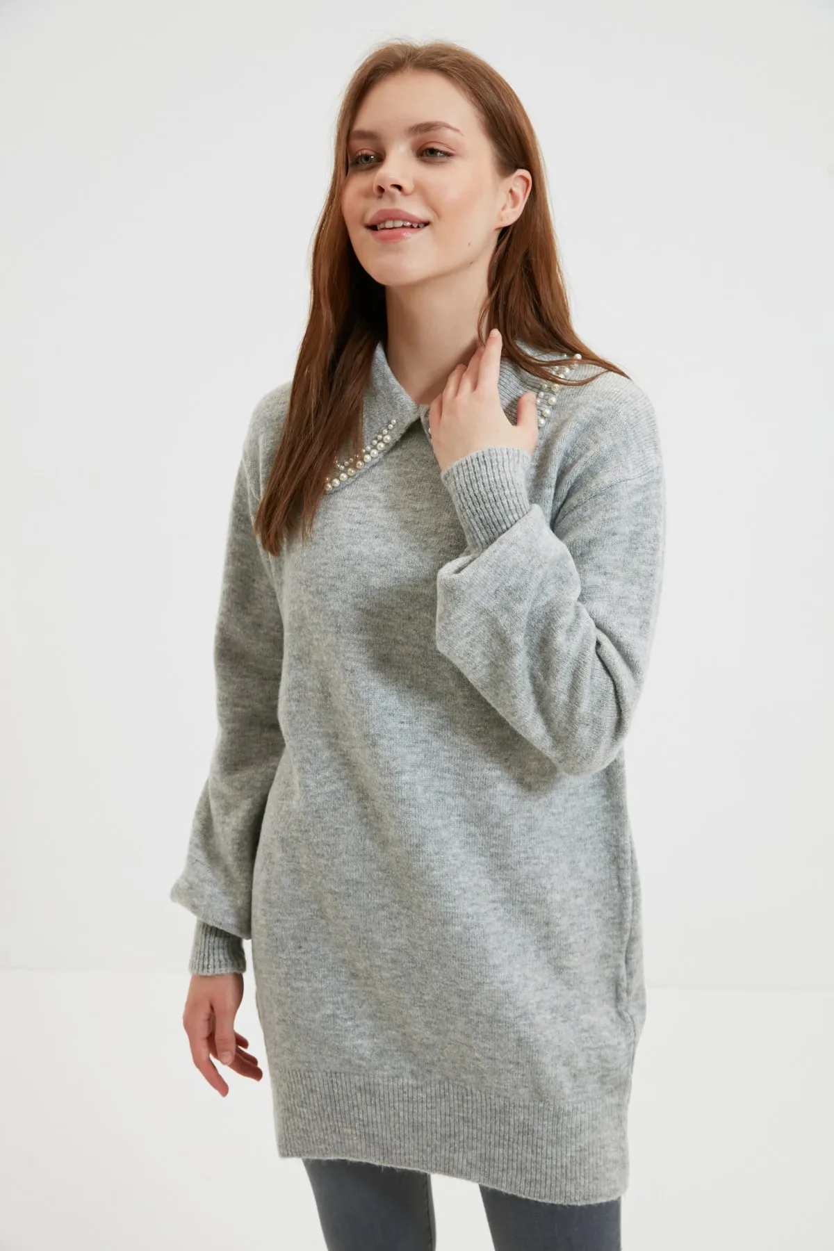 Trendyol Modest  Grauer, weicher Strickpullover mit Perlenmuster für Babykragen TCTAW22AK0238