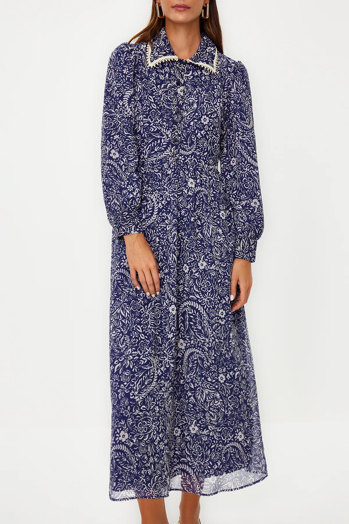 Trendyol Modest  Blaues Kleid aus Chiffon mit Blumenkragen und detailliertem Futter TCTSS24EB00033