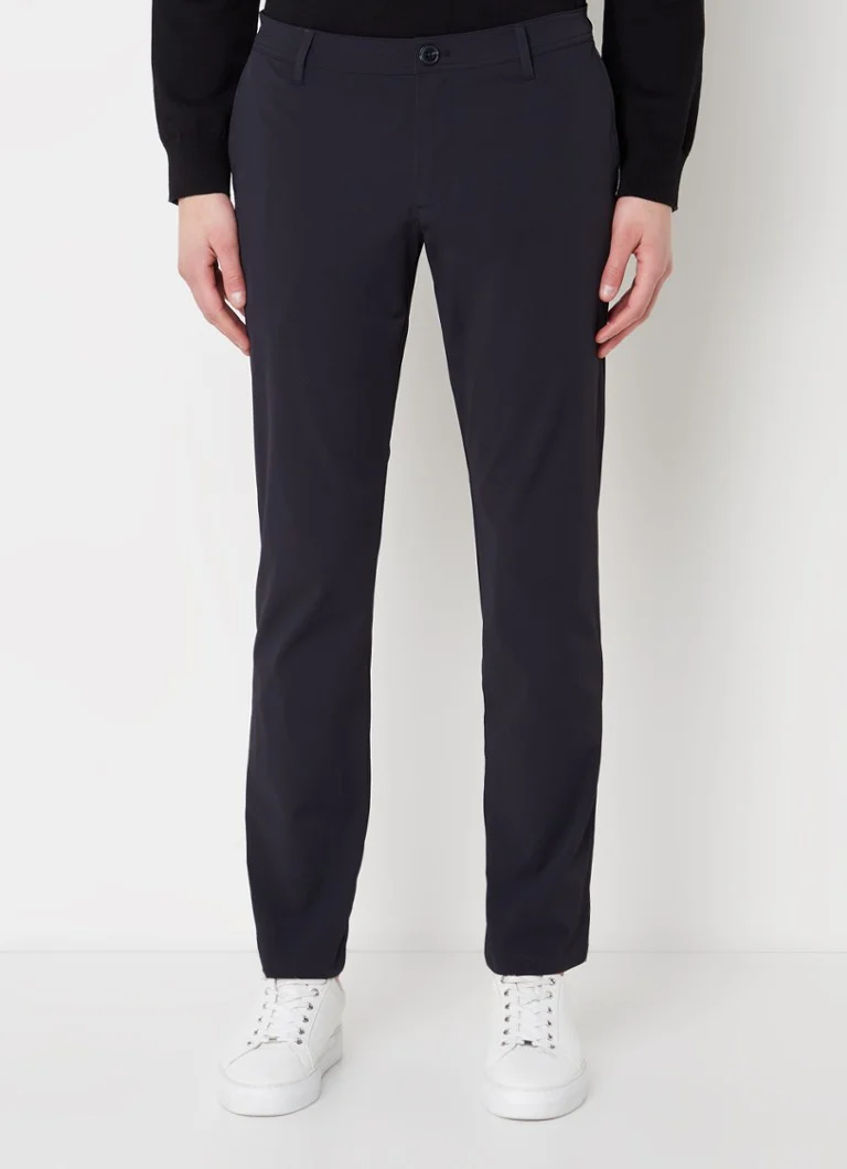 Pantaloni chino slim fit de la Armani Exchange, cu talie elastică și buzunare laterale.