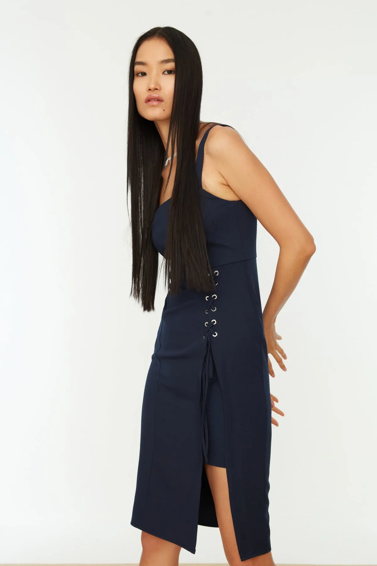 Trendyol Collection  Marineblaues, figurbetontes Midi-Webkleid mit Ösen, detailliertem Schlitz und quadratischem Kragen TWOSS19EL0079