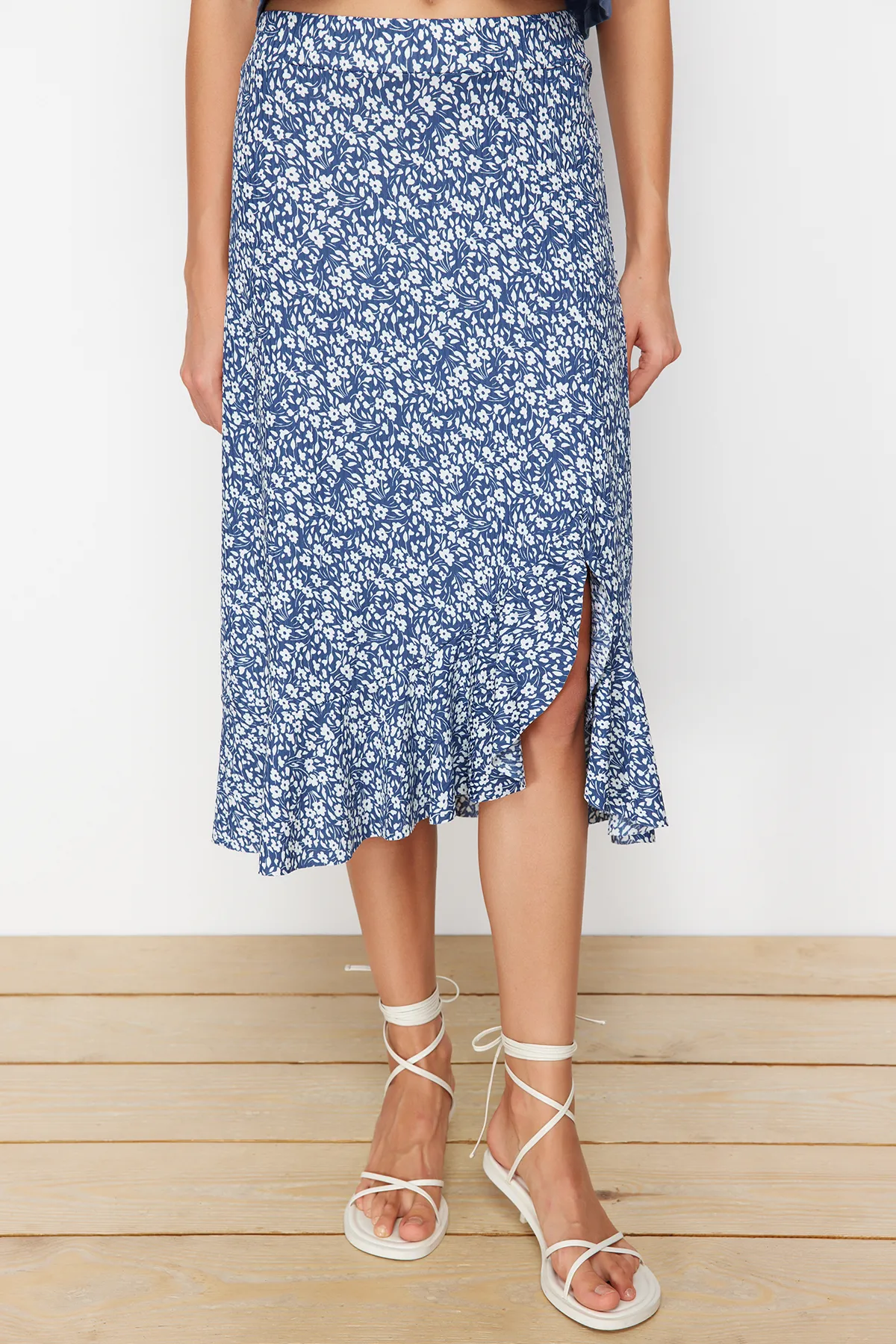Trendyol Collection  Blau bedruckter High Waist Midi Stretch Strickrock mit Raffung und Volant TWOSS21ET0029