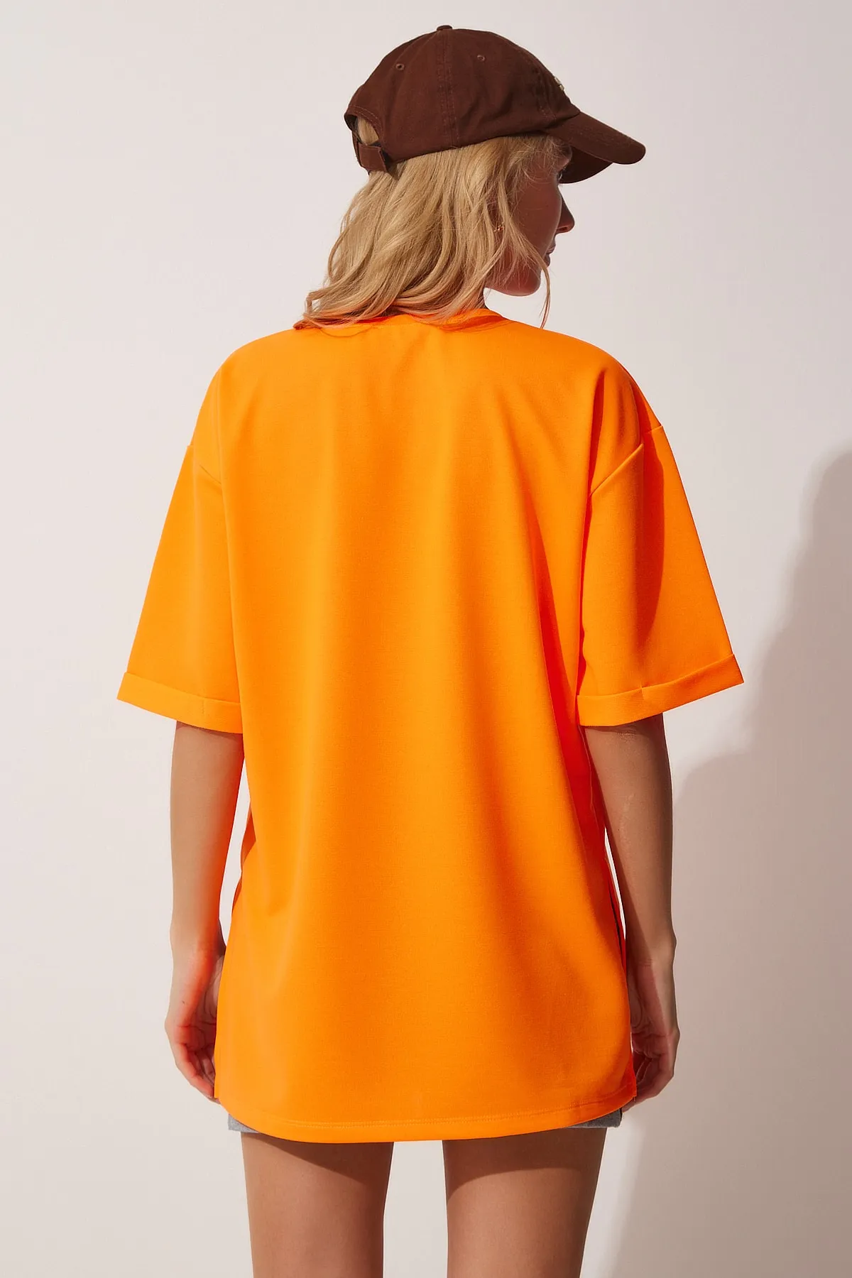 Happiness İstanbul  Leuchtendes orangefarbenes Oversize-T-Shirt mit Rundhalsausschnitt und seitlichem Schlitz für Damen TS00187