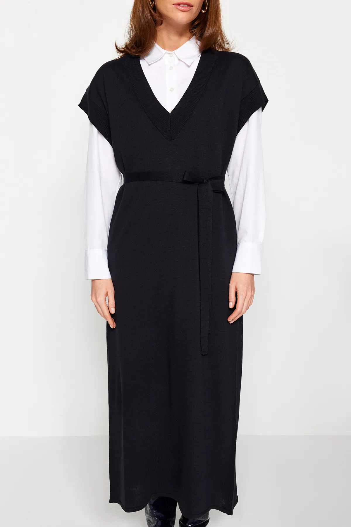 Trendyol Modest  Marineblaues langes Strickpulloverkleid mit Gürtel TCTAW24UV00020