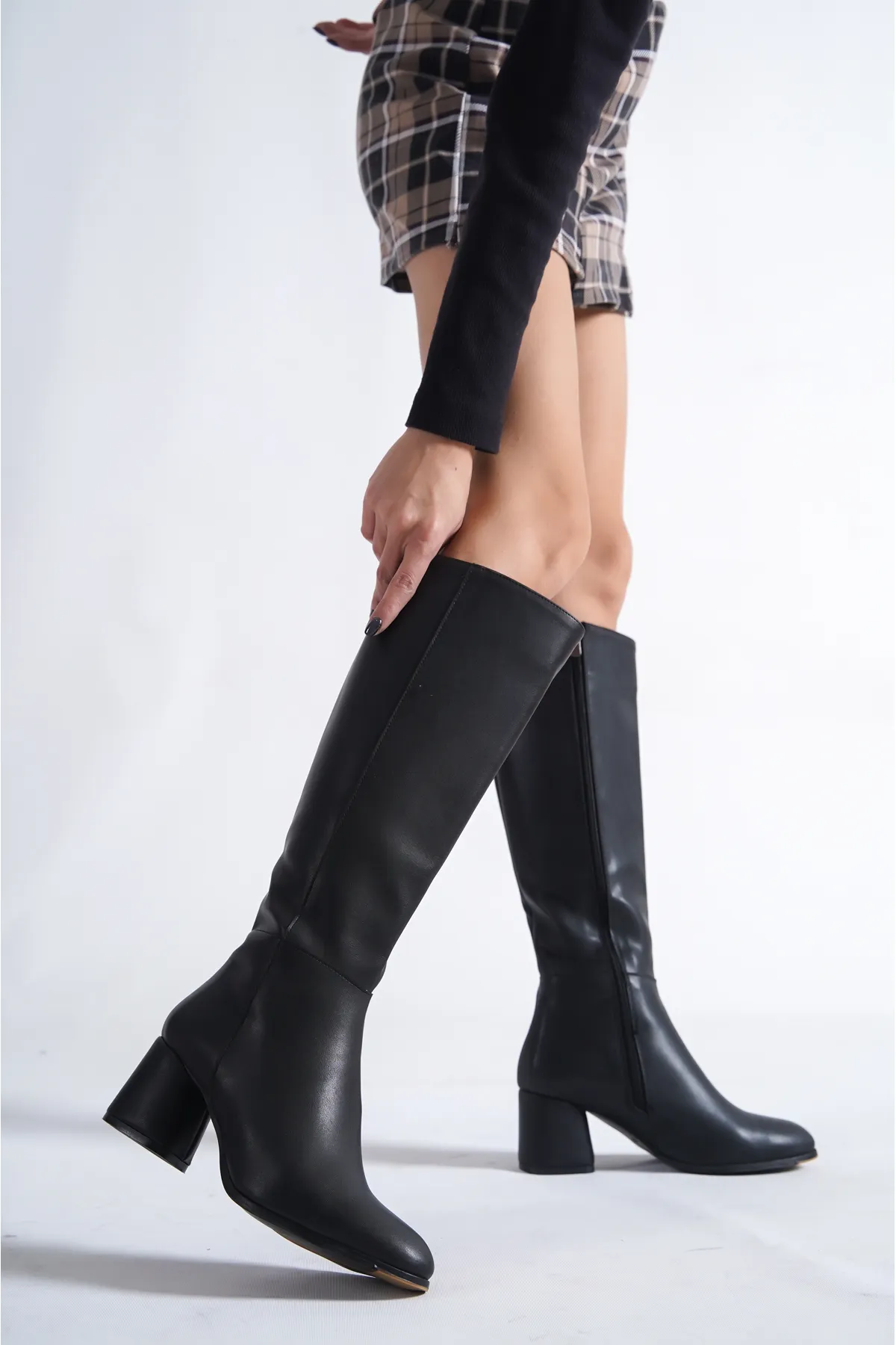 Capone Outfitters  Damenstiefel mit ovaler Spitze und seitlichem Reißverschluss und Absatz