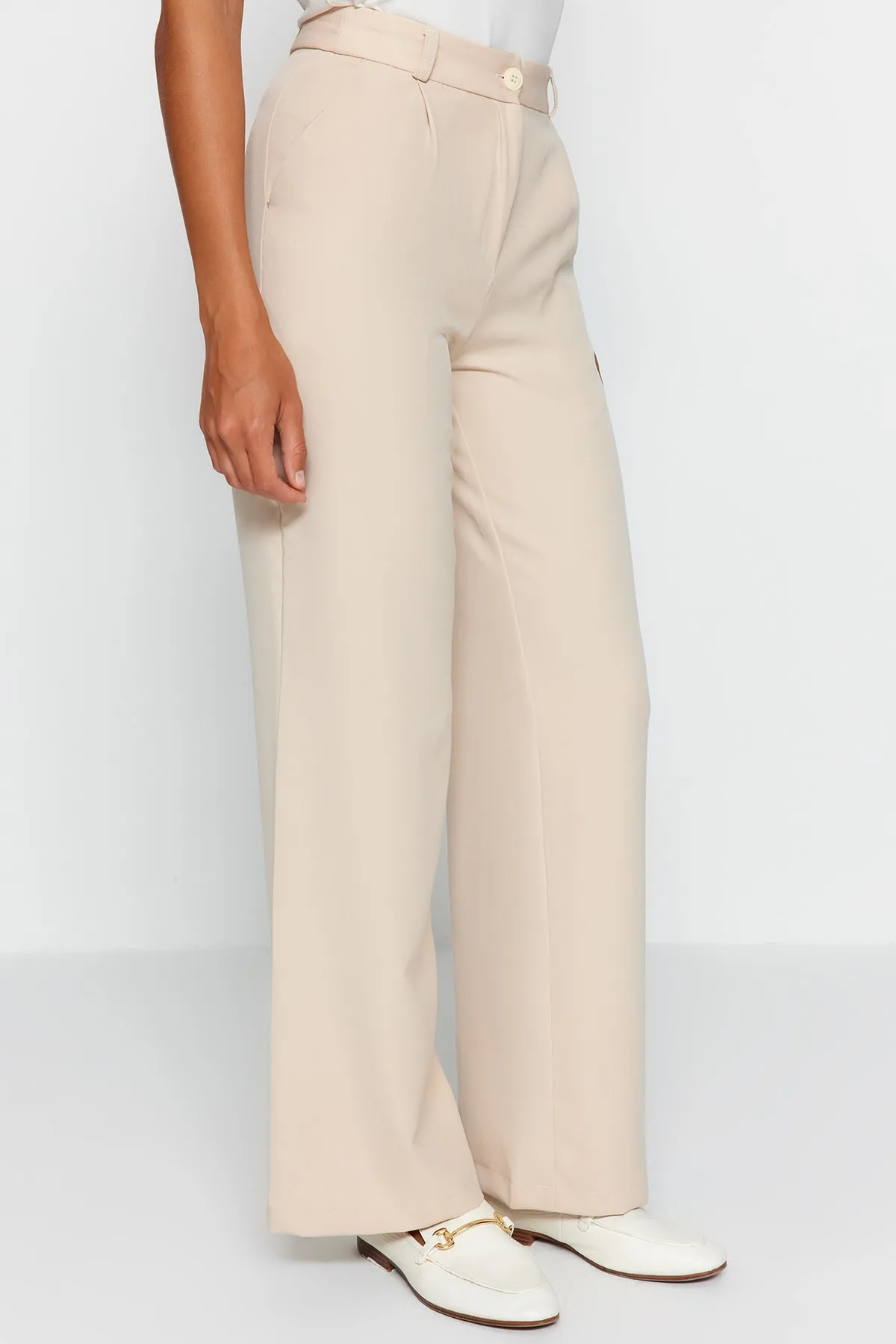 Trendyol Collection  Steinfarbene, plissierte Webhose mit hoher Taille und weitem Bein und weitem Bein TWOAW21PL0076