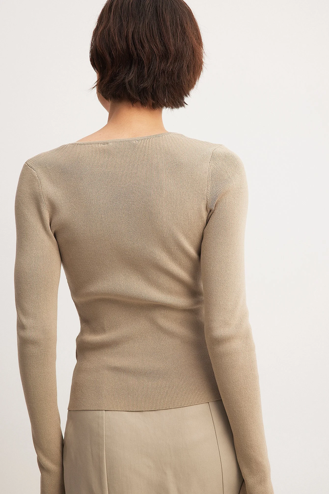 Rippstrickoberteil mit tiefem Ausschnitt