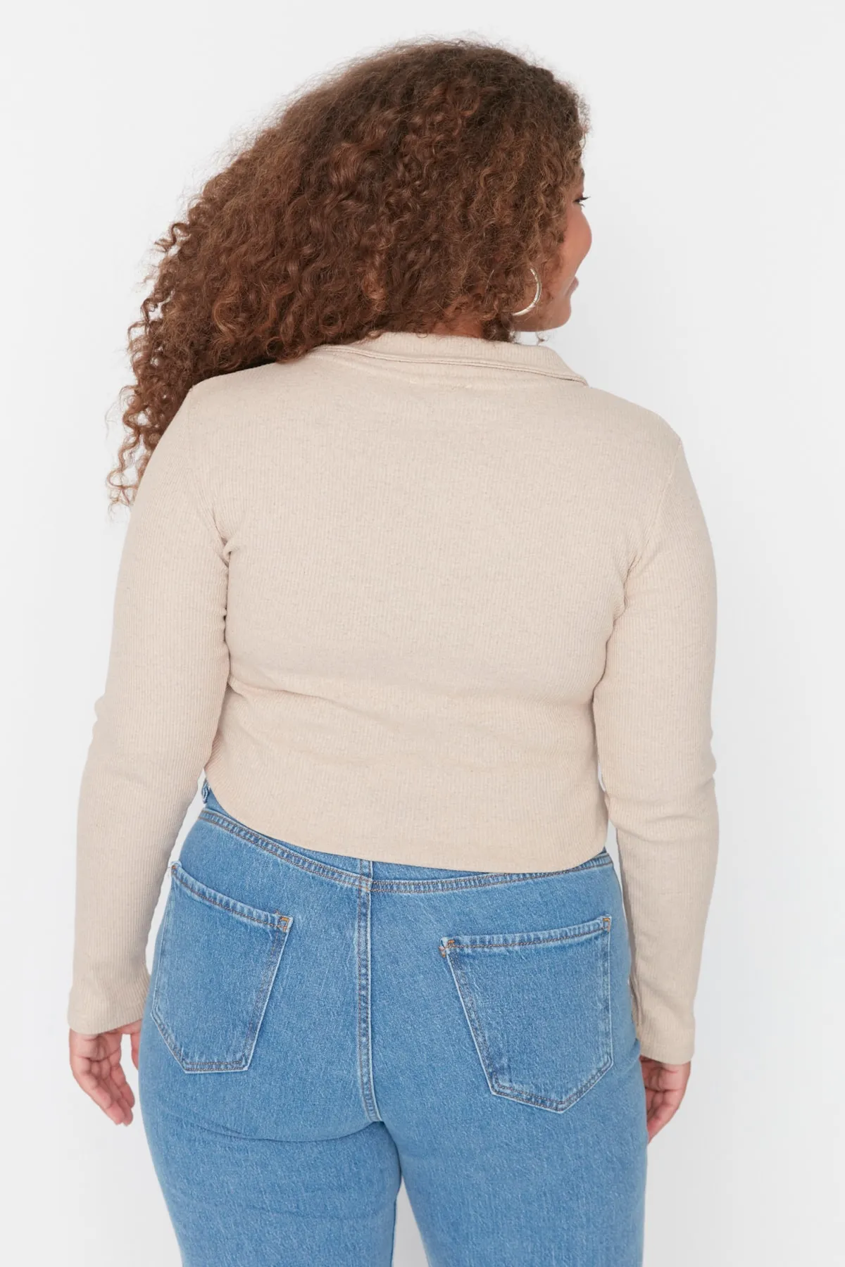 Trendyol Curve  Beigefarbener, taillierter Strickbody mit geripptem Hemdkragen und Druckknopfverschluss TBBAW23CS00007