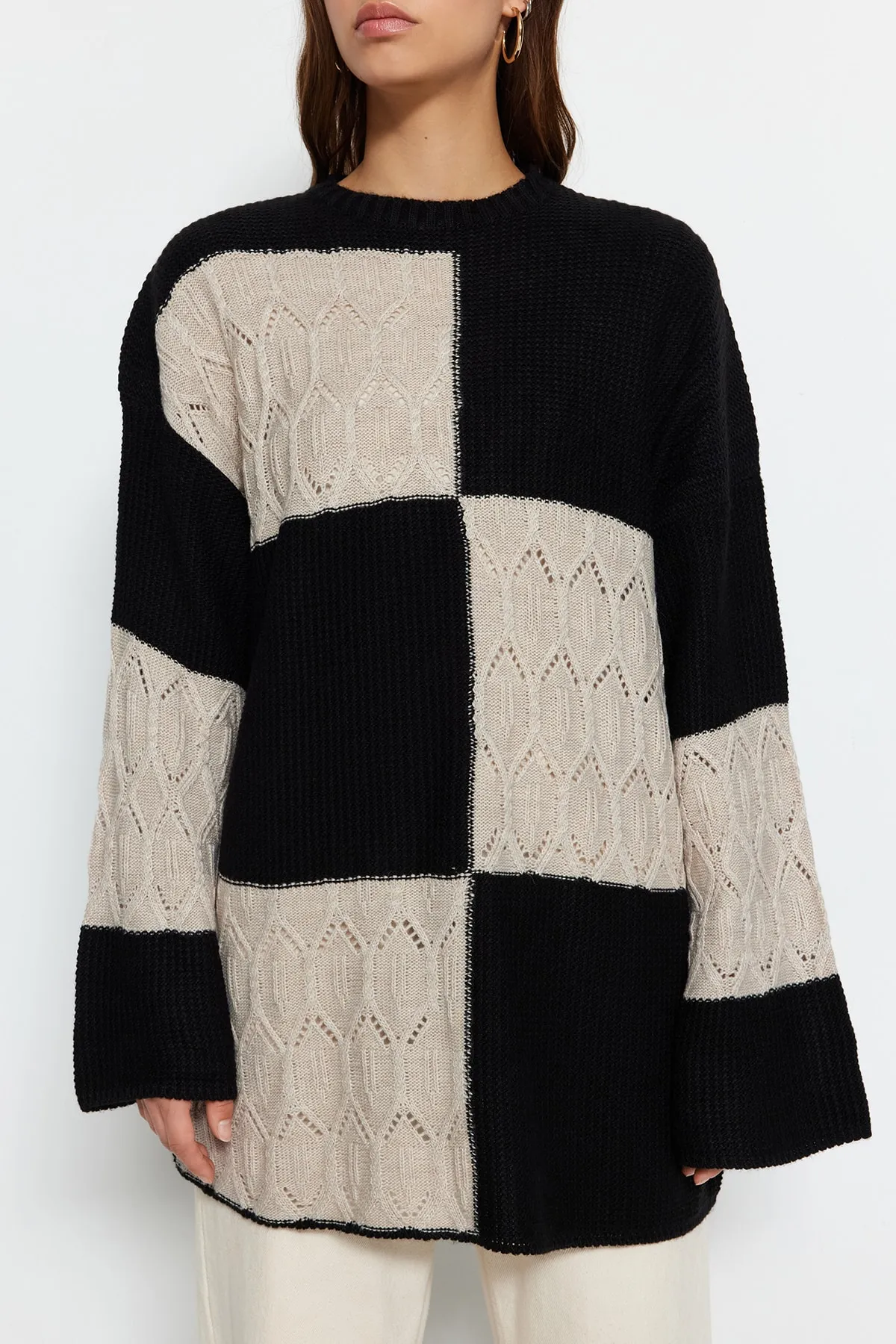 Trendyol Modest  Schwarzer durchbrochener/perforierter Farbblock-Strickpullover TCTAW24AK00055