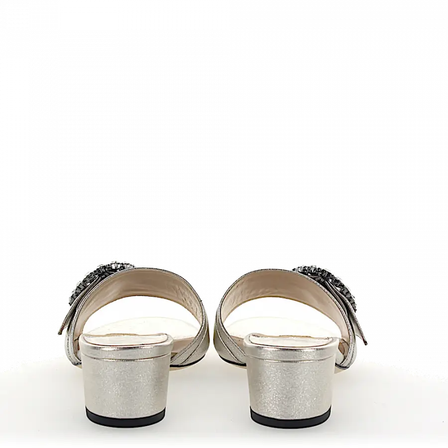 Jimmy Choo - Pantoletten GRANGER 35 Nappaleder silber Zierschnalle schmucksteine - silber